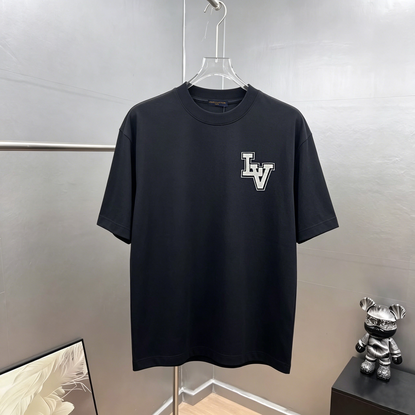 P75 1v～ Lv Louis logo letras bordadas, mismo estilo oficial 《Diferencia de tela de mercado》 Camiseta de manga corta ant…