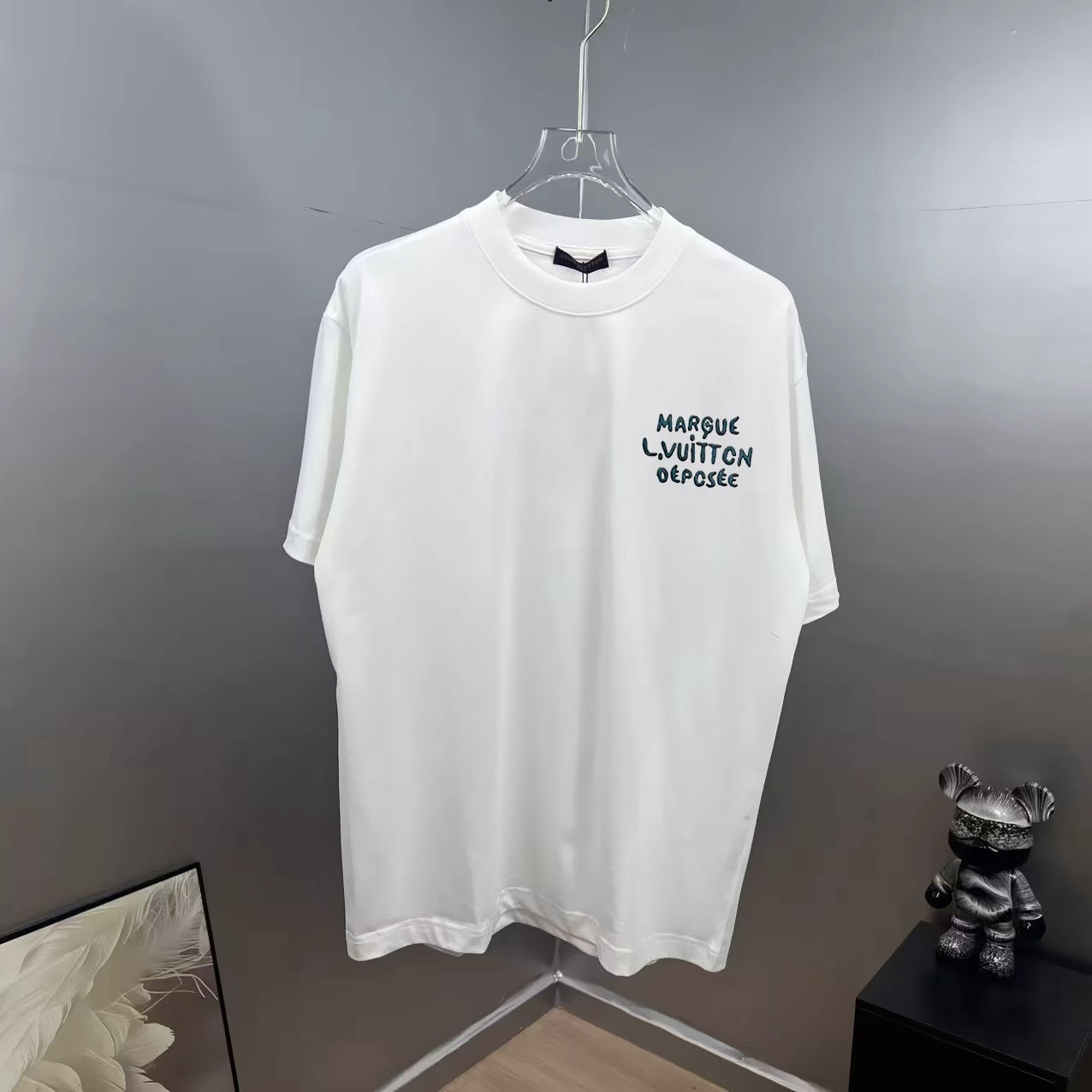 P75 1v～ Lv路易logo刺绣字母 《区别通货面料》7a抗菌短袖tee 上身十分舒适，男女同款半袖，落肩宽松版型 颜色: 黑色 白色 咖啡色 尺码：S（90-130斤） M（125-150斤） L（135-165斤） XL（160-…