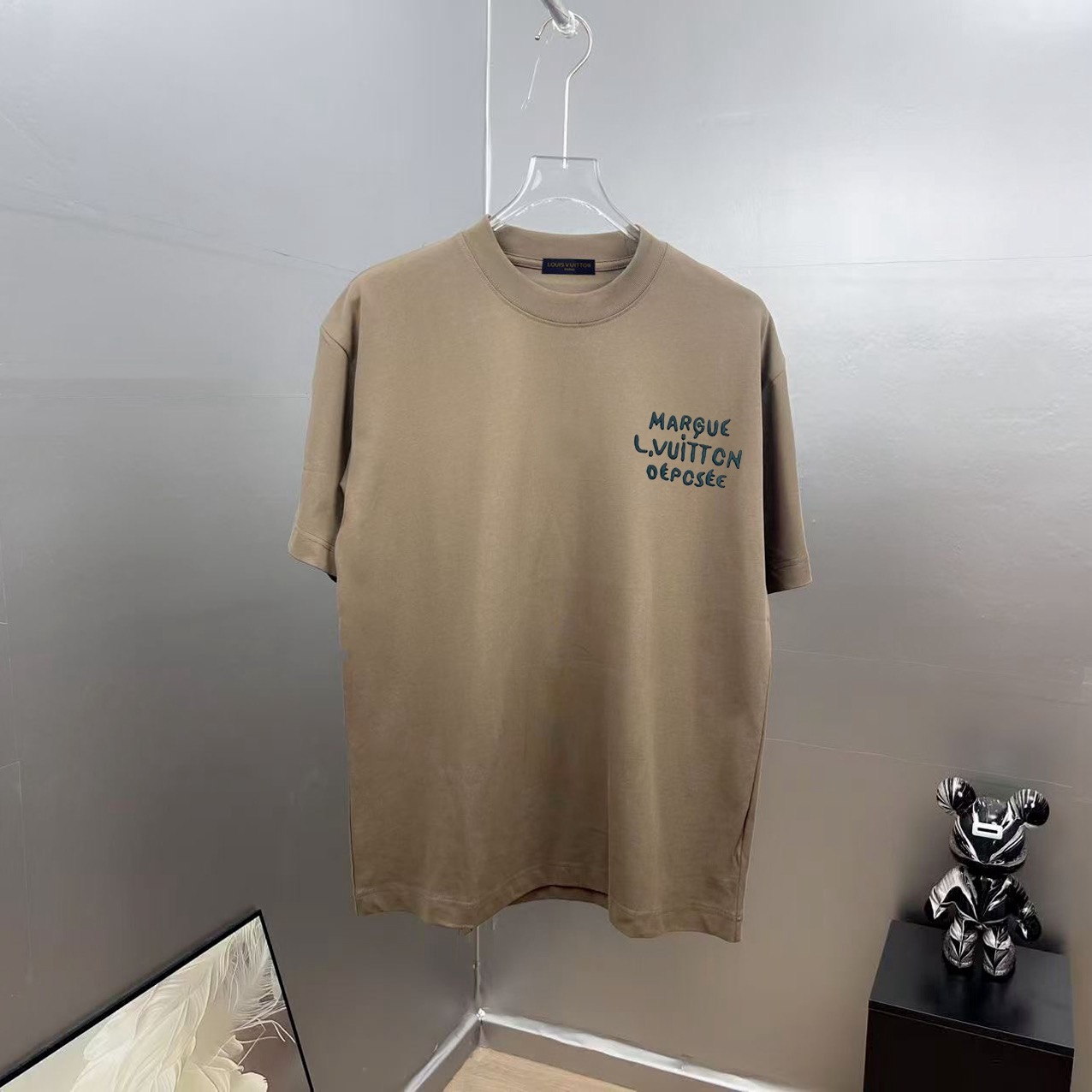P75 1v～ Lv路易logo刺绣字母 《区别通货面料》7a抗菌短袖tee 上身十分舒适，男女同款半袖，落肩宽松版型 颜色: 黑色 白色 咖啡色 尺码：S（90-130斤） M（125-150斤） L（135-165斤） XL（160-…
