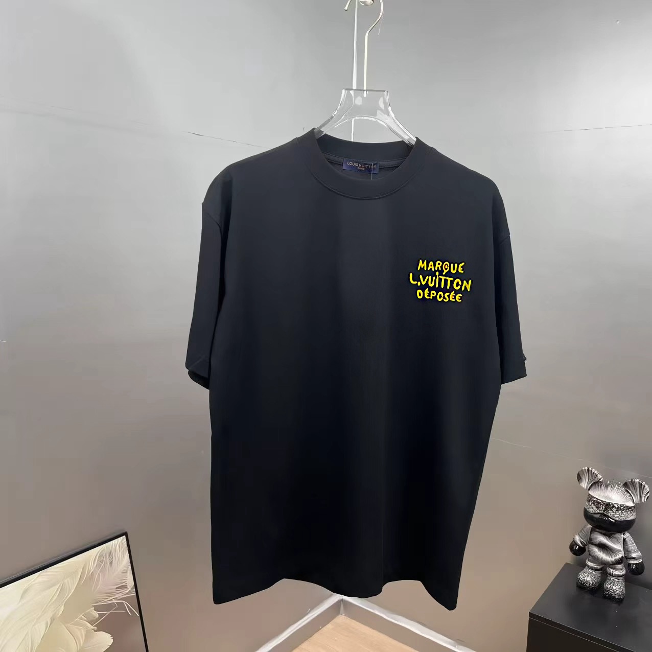 P75 1v～ Lv路易logo刺绣字母 《区别通货面料》7a抗菌短袖tee 上身十分舒适，男女同款半袖，落肩宽松版型 颜色: 黑色 白色 咖啡色 尺码：S（90-130斤） M（125-150斤） L（135-165斤） XL（160-…