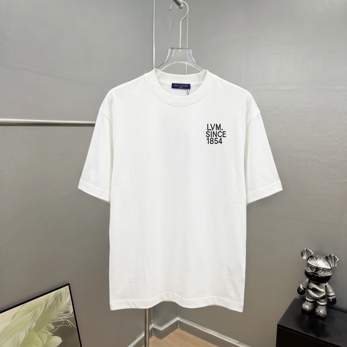 P75 1v～ Lv路易logo刺绣字母 《区别通货面料》7a抗菌短袖tee 上身十分舒适，男女同款半袖，落肩宽松版型 颜色: 黑色 白色 咖啡色 尺码：S（90-130斤） M（125-150斤） L（135-165斤） XL（160-…