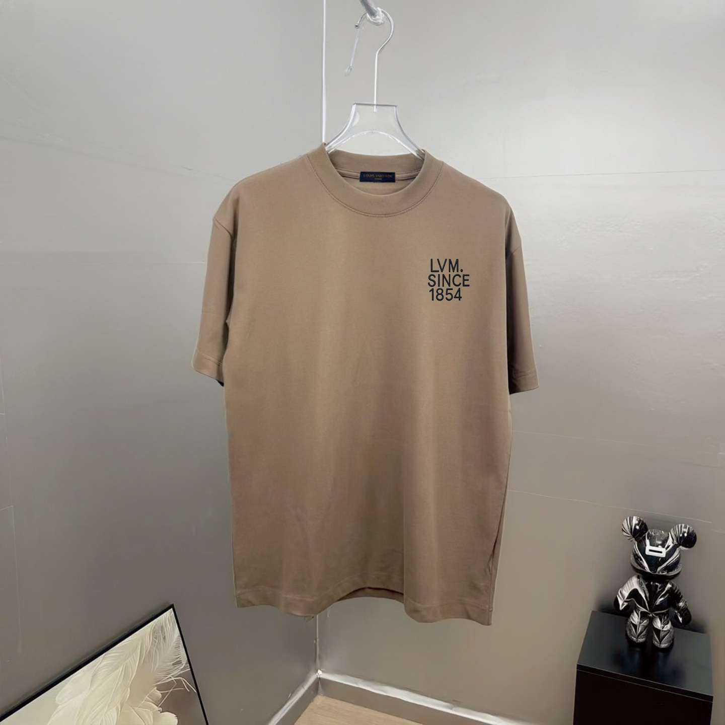 P75 1v～ Lv路易logo刺绣字母 《区别通货面料》7a抗菌短袖tee 上身十分舒适，男女同款半袖，落肩宽松版型 颜色: 黑色 白色 咖啡色 尺码：S（90-130斤） M（125-150斤） L（135-165斤） XL（160-…
