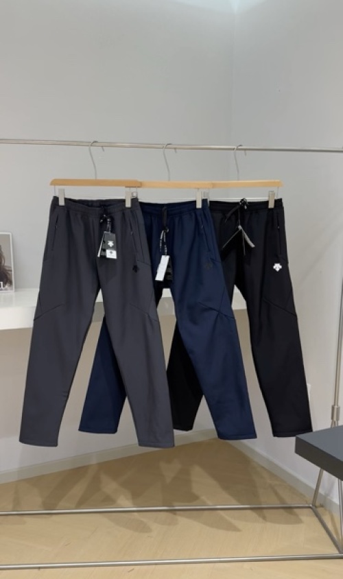 Descente Classic Fleece-Lined Woven Pants: Black, Gray, and Navy Options 1 Descente Classic Fleece-Lined Woven Pants: Black, Gray, and Navy Options