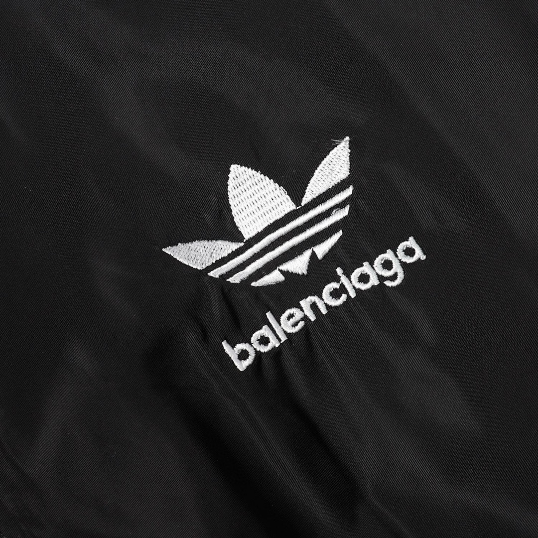 本地自取:💰230
Balenciaga/巴黎世家 阿迪三叶草联名外套
AdidasxBalenciaga合作系列正式公布
最值得期待的这一季合作款
百搭任何T恤都不会过时 重磅冰丝面料 舒适散热 穿在身上质感十足👍 经久耐穿 好看的都市运动休闲风 提升魅力 做街头最靓的仔 修饰身形 不臃肿 超级百搭的一款上衣
尺码:S-XL