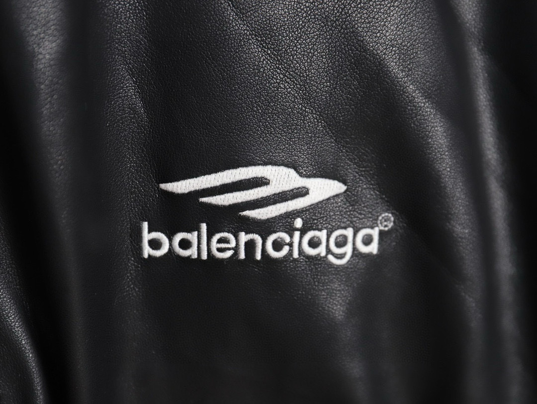 💰235
Balenciaga巴黎世家BLCG 23FW 纯色小刺绣连帽皮衣外套
皮料经过长达半个月的时间筛选,最终采用和原版接近的绵羊皮,顶级皮质,手感软糯,质感触手可及,版型原版一致没有改动,前后幅绣花采用全棉进口机字母立体刺绣,定制双B拉链,字母弹簧扣,字母鸡眼,宽松版型
款号:A122#
Size: S-XL