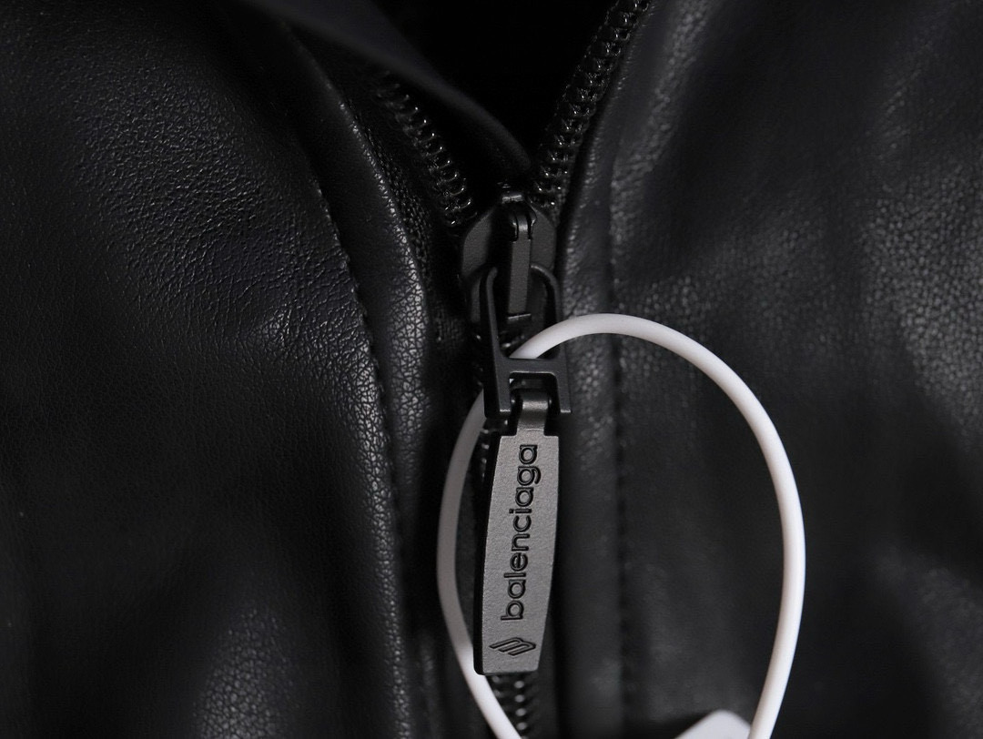 💰235
Balenciaga巴黎世家BLCG 23FW 纯色小刺绣连帽皮衣外套
皮料经过长达半个月的时间筛选,最终采用和原版接近的绵羊皮,顶级皮质,手感软糯,质感触手可及,版型原版一致没有改动,前后幅绣花采用全棉进口机字母立体刺绣,定制双B拉链,字母弹簧扣,字母鸡眼,宽松版型
款号:A122#
Size: S-XL