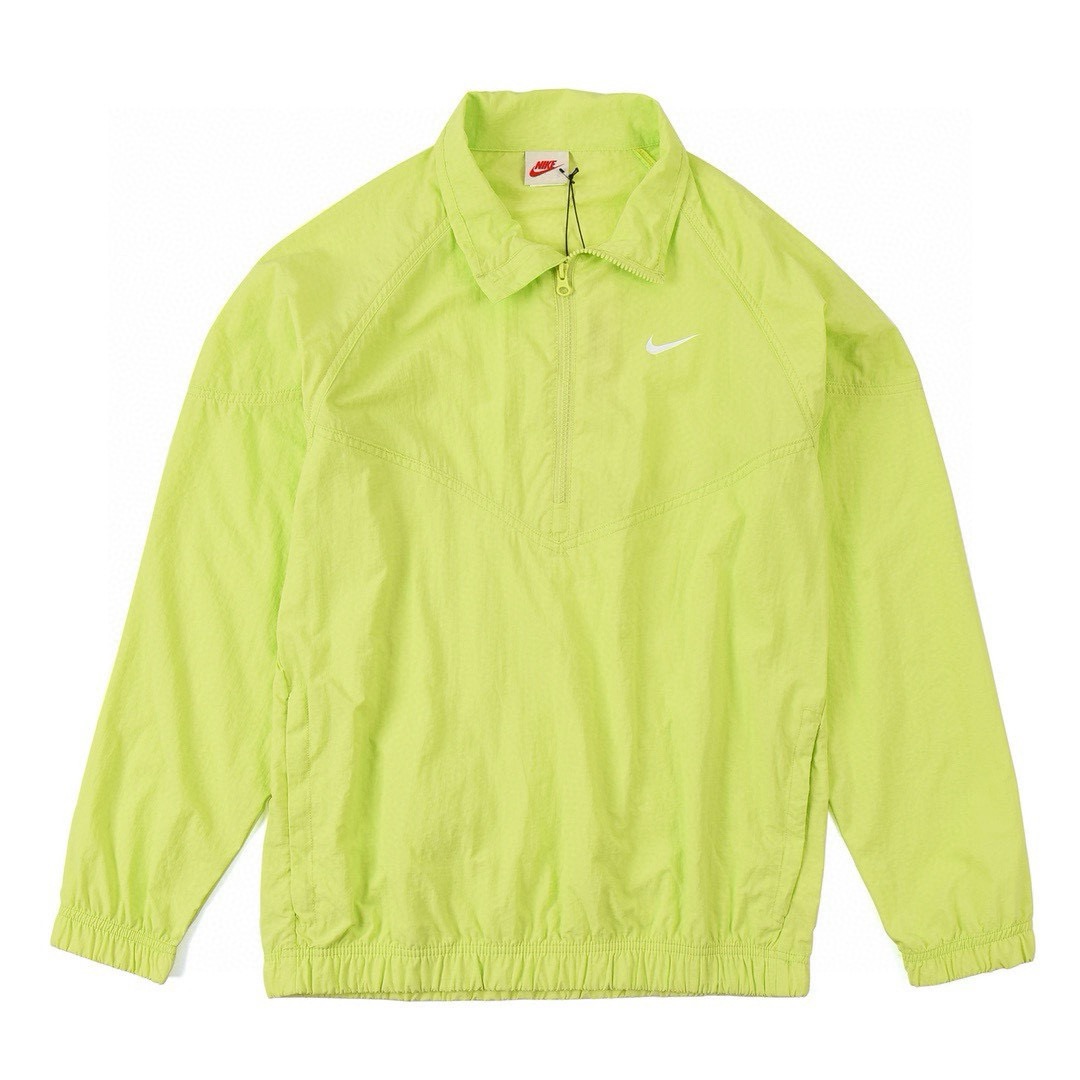 P105 Stussy x Nike colaboración clásica, tejido técnico, chaqueta de media cremallera. - Utiliza tejido de nailon impor…