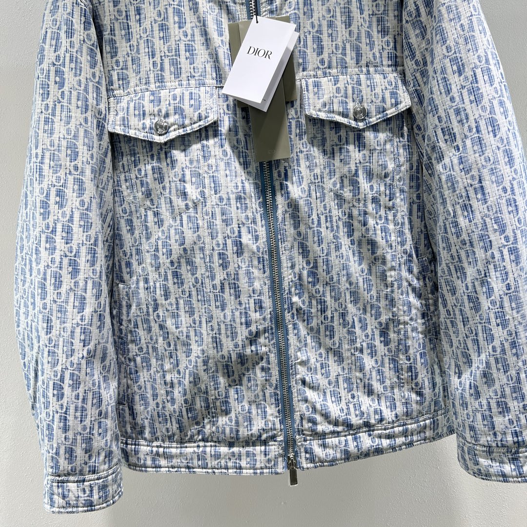 羽绒服-。 DR标识提花牛仔连帽羽绒服外套 定制牛仔棉质水洗面料，锁绒线更稳定！平均填充300g国际90