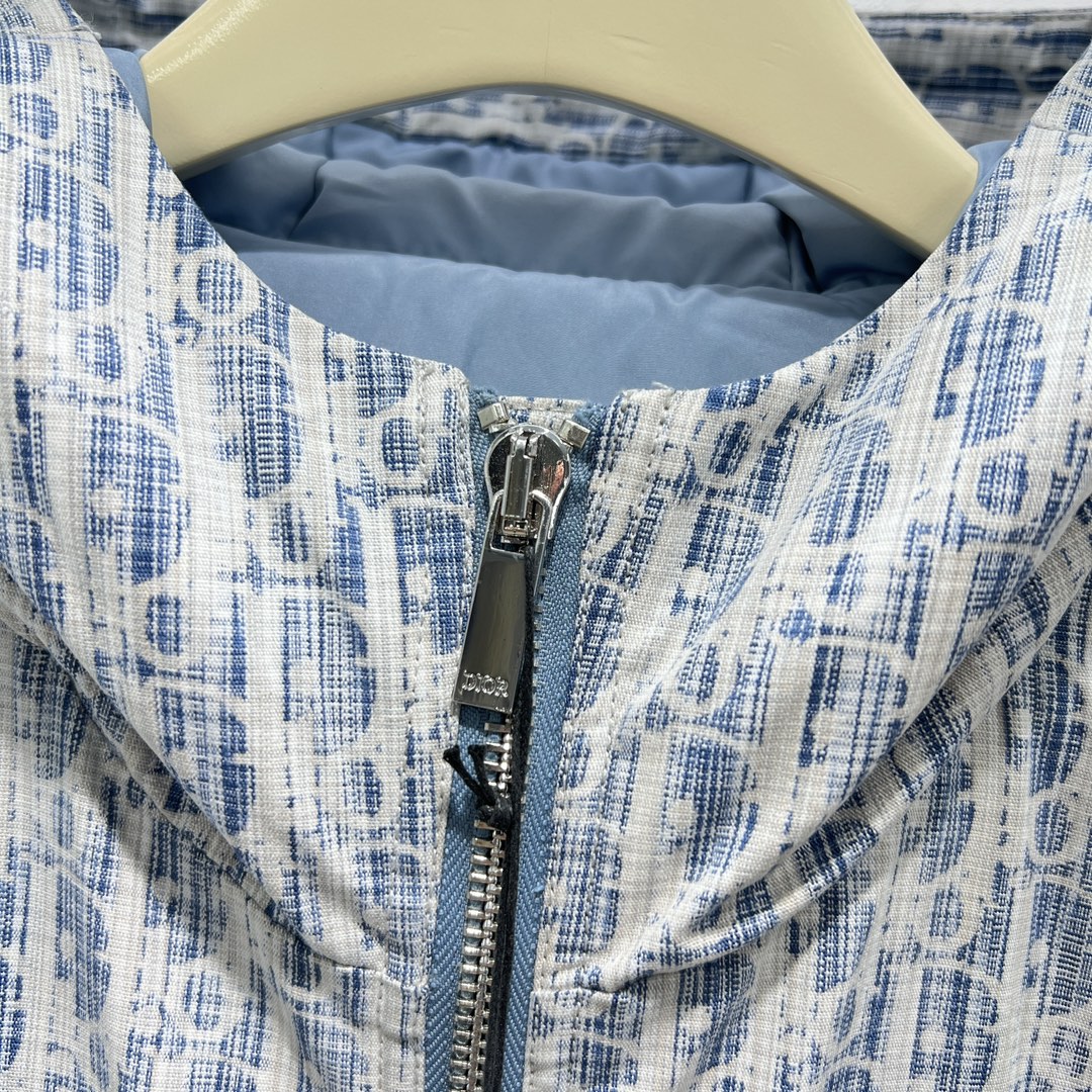 羽绒服-。 DR标识提花牛仔连帽羽绒服外套 定制牛仔棉质水洗面料，锁绒线更稳定！平均填充300g国际90