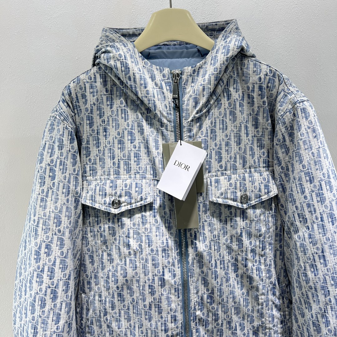 羽绒服-。 DR标识提花牛仔连帽羽绒服外套 定制牛仔棉质水洗面料，锁绒线更稳定！平均填充300g国际90
