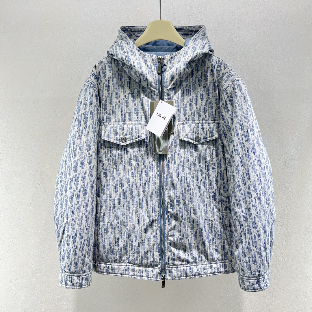 羽绒服-。 DR标识提花牛仔连帽羽绒服外套 定制牛仔棉质水洗面料，锁绒线更稳定！平均填充300g国际90