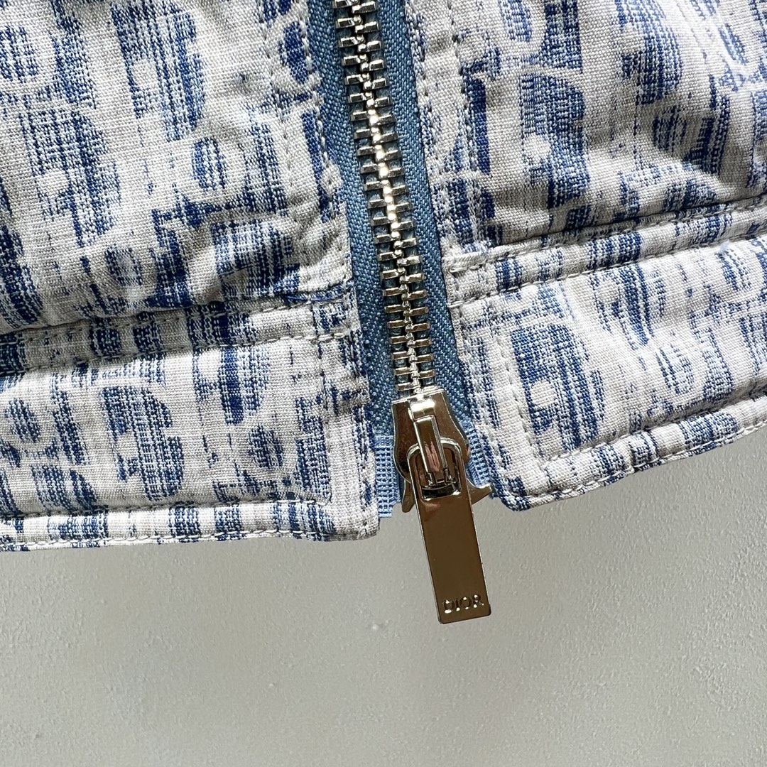 羽绒服-。 DR标识提花牛仔连帽羽绒服外套 定制牛仔棉质水洗面料，锁绒线更稳定！平均填充300g国际90