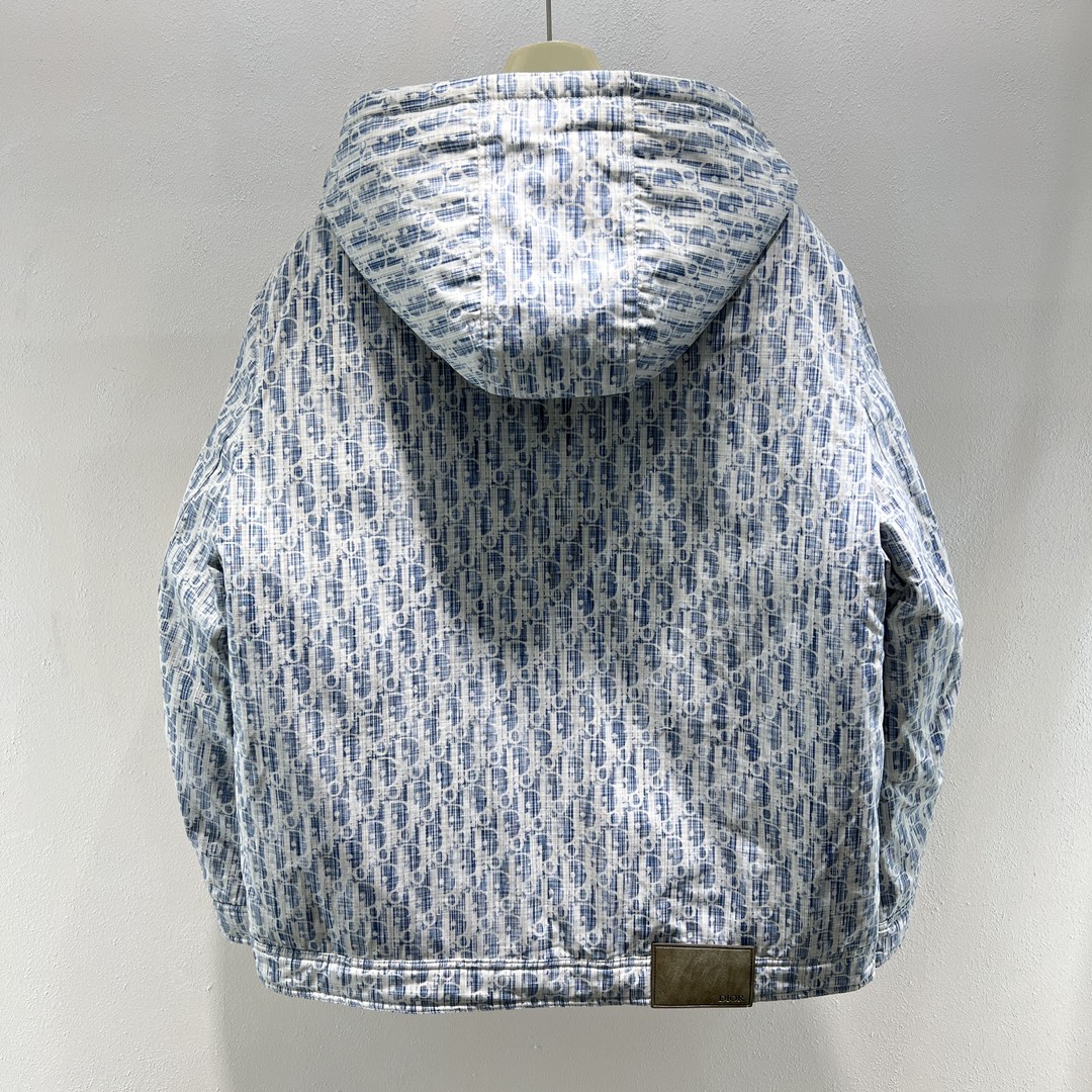 羽绒服-。 DR标识提花牛仔连帽羽绒服外套 定制牛仔棉质水洗面料，锁绒线更稳定！平均填充300g国际90