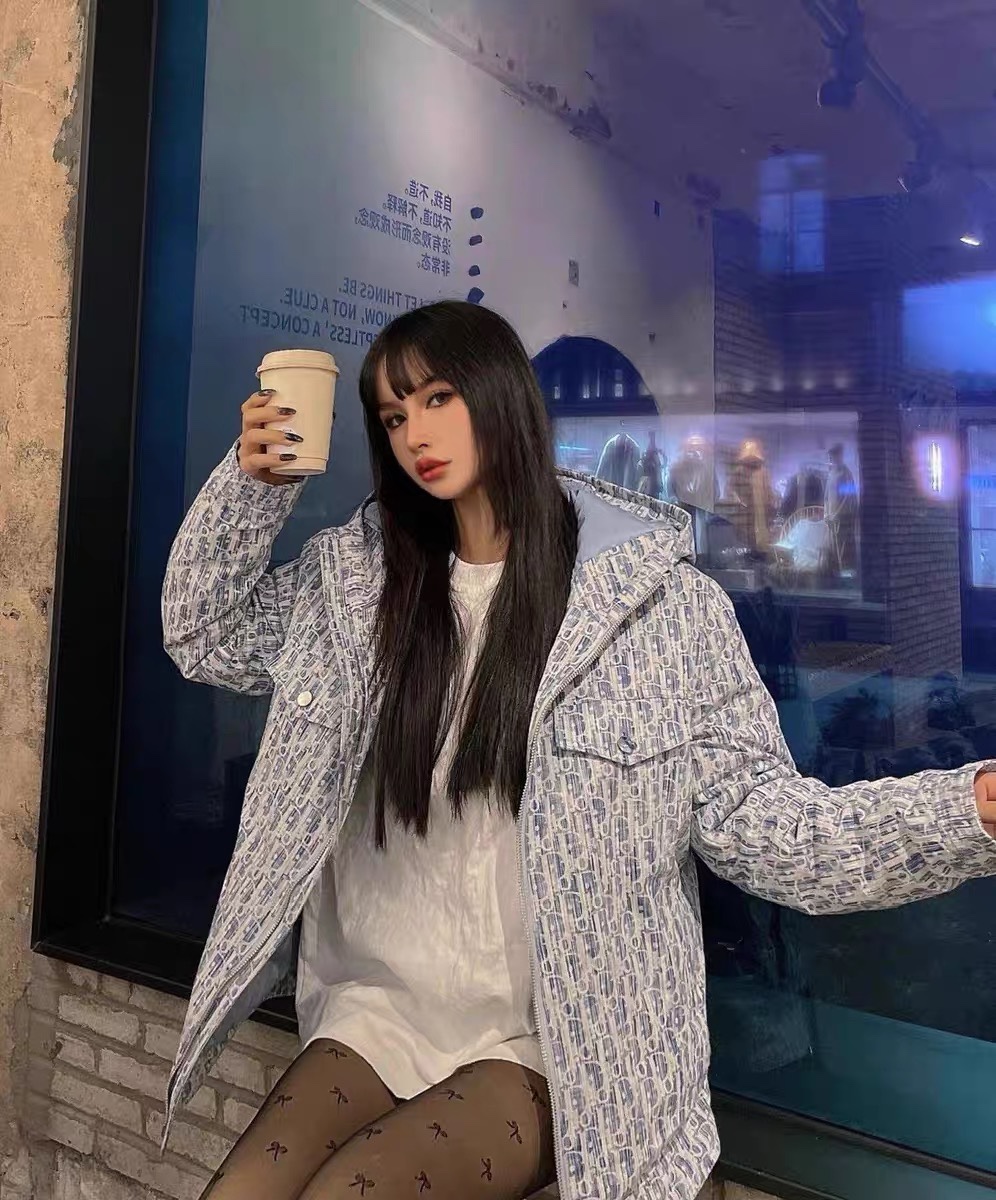 羽绒服-。 DR标识提花牛仔连帽羽绒服外套 定制牛仔棉质水洗面料，锁绒线更稳定！平均填充300g国际90