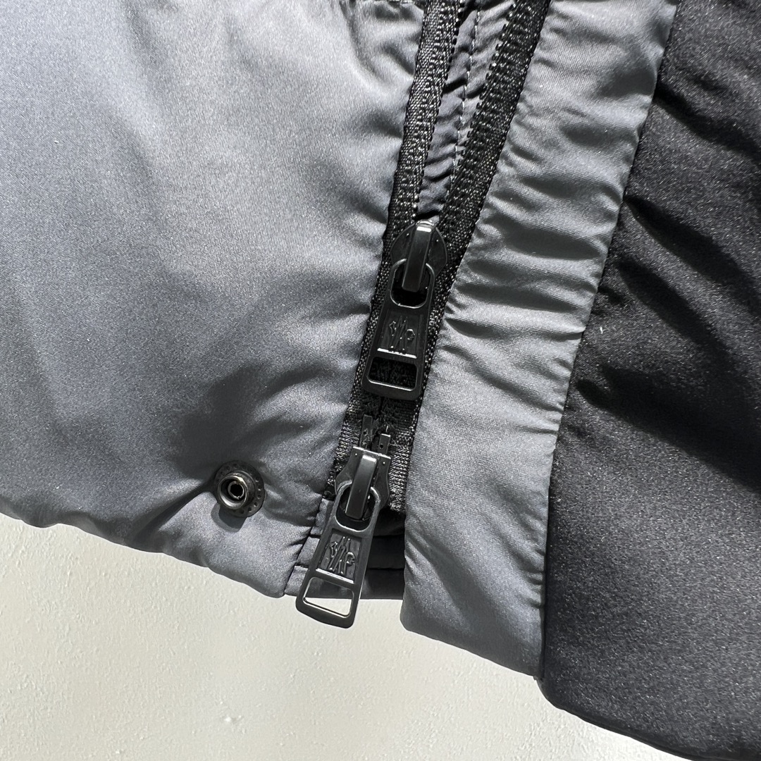 羽绒服-。 MC黑武士冬季爆款羽绒服 短款羽绒服浮雕门禁羽绒服面包服！磨砂利落色彩与剪裁打造干练姿态，身