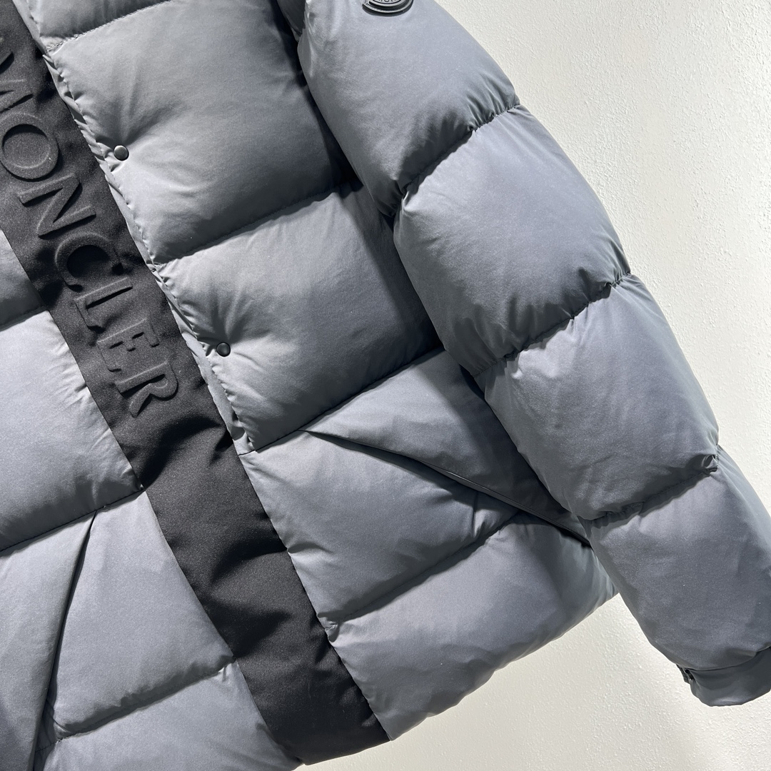 羽绒服-。 MC黑武士冬季爆款羽绒服 短款羽绒服浮雕门禁羽绒服面包服！磨砂利落色彩与剪裁打造干练姿态，身