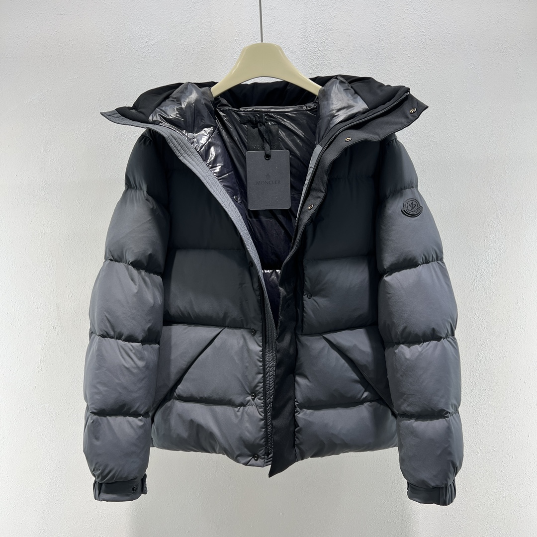 羽绒服-。 MC黑武士冬季爆款羽绒服 短款羽绒服浮雕门禁羽绒服面包服！磨砂利落色彩与剪裁打造干练姿态，身