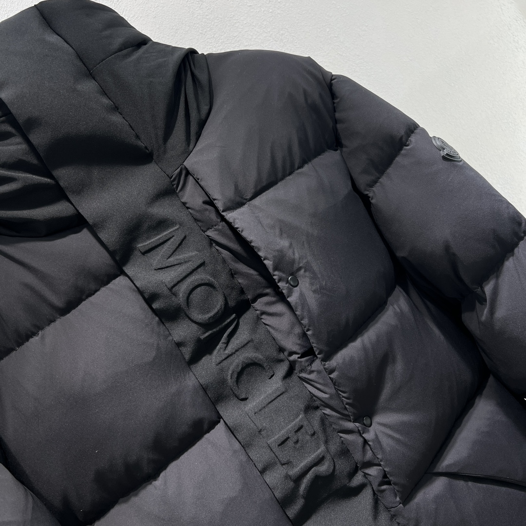 羽绒服-。 MC黑武士冬季爆款羽绒服 短款羽绒服浮雕门禁羽绒服面包服！磨砂利落色彩与剪裁打造干练姿态，身