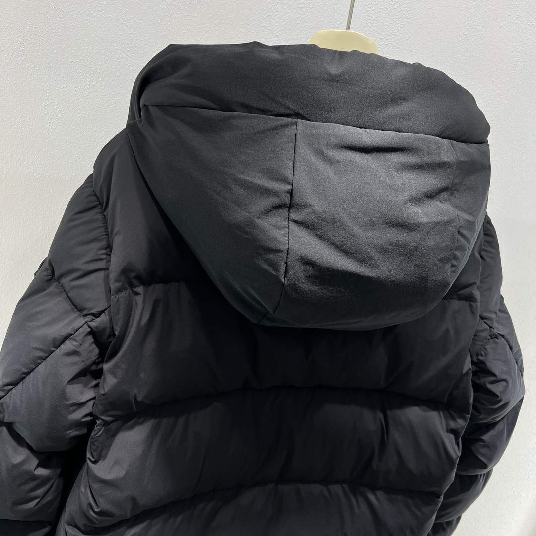 羽绒服-。 MC黑武士冬季爆款羽绒服 短款羽绒服浮雕门禁羽绒服面包服！磨砂利落色彩与剪裁打造干练姿态，身