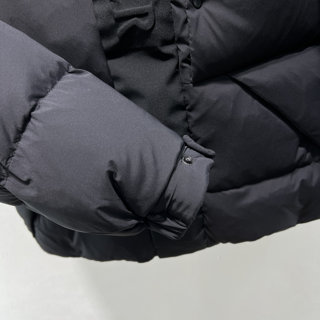 羽绒服-。 MC黑武士冬季爆款羽绒服 短款羽绒服浮雕门禁羽绒服面包服！磨砂利落色彩与剪裁打造干练姿态，身