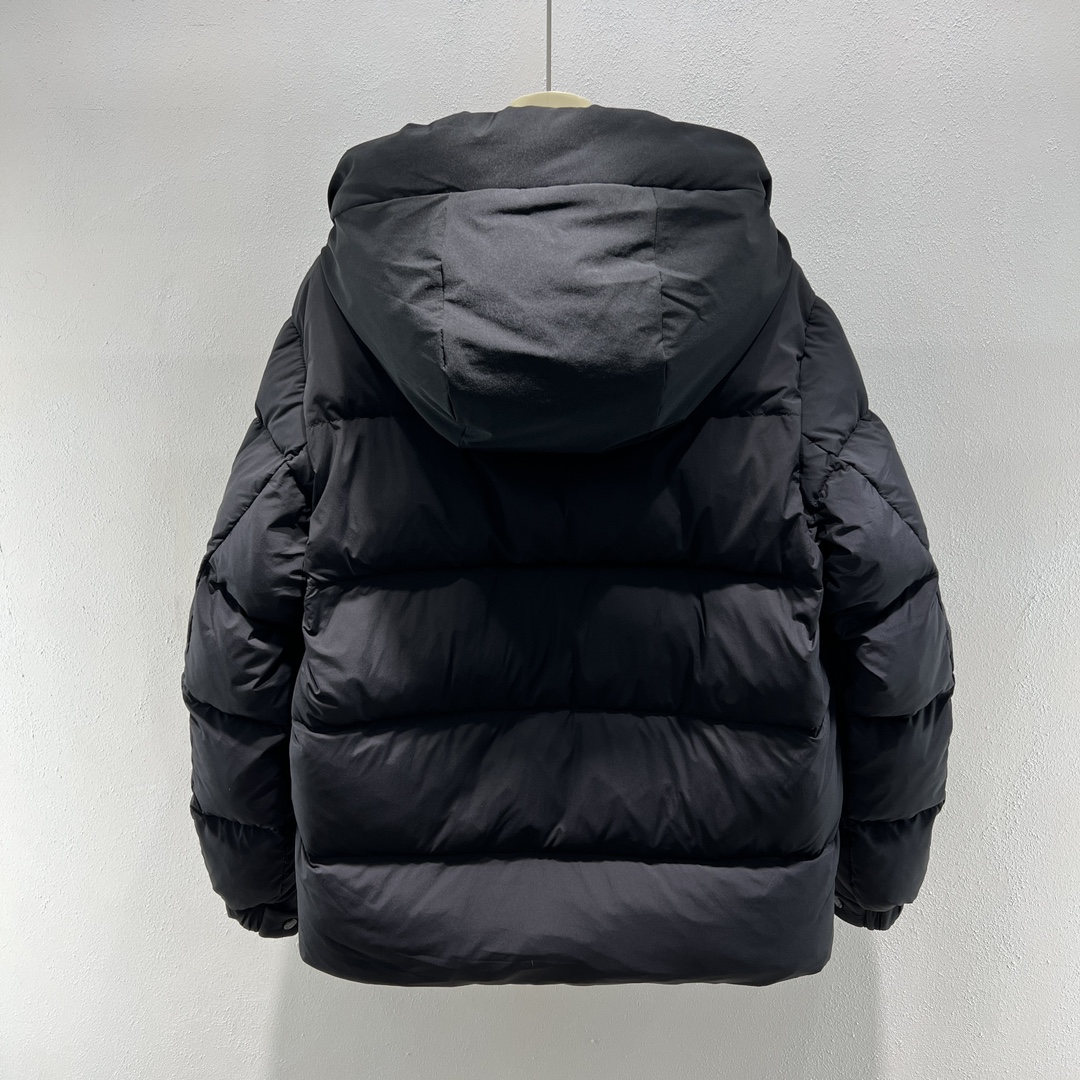 羽绒服-。 MC黑武士冬季爆款羽绒服 短款羽绒服浮雕门禁羽绒服面包服！磨砂利落色彩与剪裁打造干练姿态，身