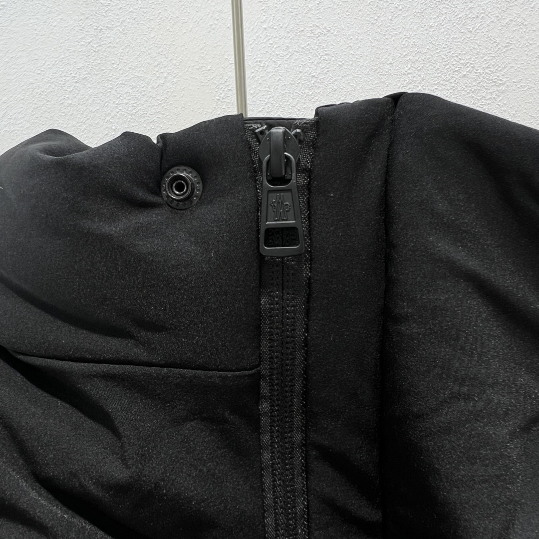 羽绒服-。 MC黑武士冬季爆款羽绒服 短款羽绒服浮雕门禁羽绒服面包服！磨砂利落色彩与剪裁打造干练姿态，身