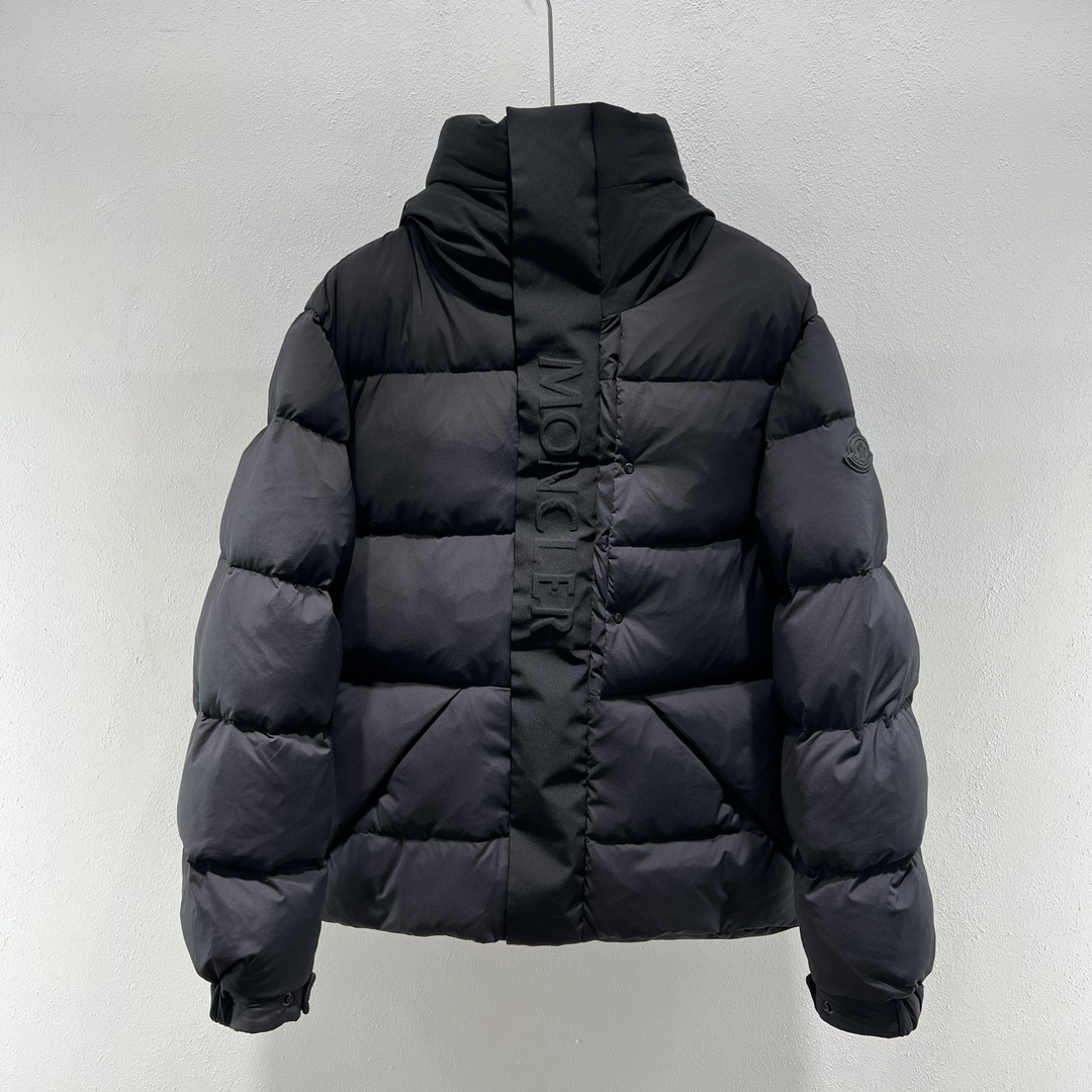 羽绒服-。 MC黑武士冬季爆款羽绒服 短款羽绒服浮雕门禁羽绒服面包服！磨砂利落色彩与剪裁打造干练姿态，身