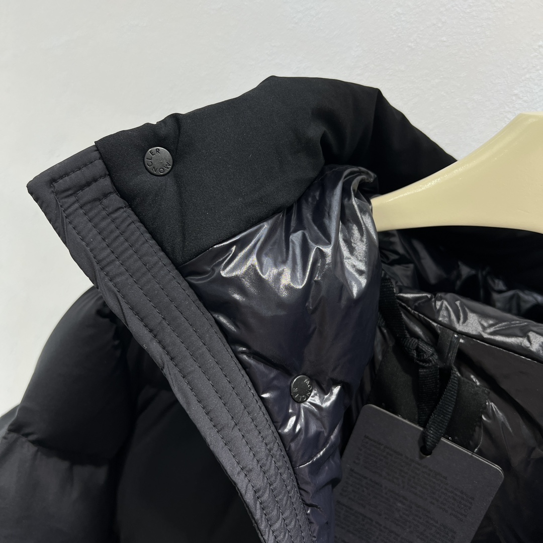 羽绒服-。 MC黑武士冬季爆款羽绒服 短款羽绒服浮雕门禁羽绒服面包服！磨砂利落色彩与剪裁打造干练姿态，身