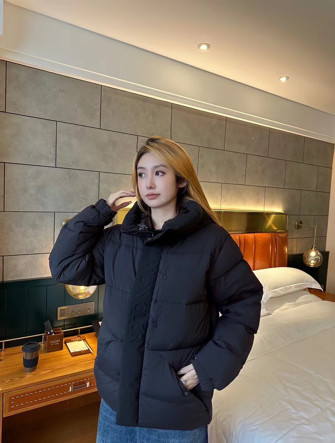 羽绒服-。 MC黑武士冬季爆款羽绒服 短款羽绒服浮雕门禁羽绒服面包服！磨砂利落色彩与剪裁打造干练姿态，身