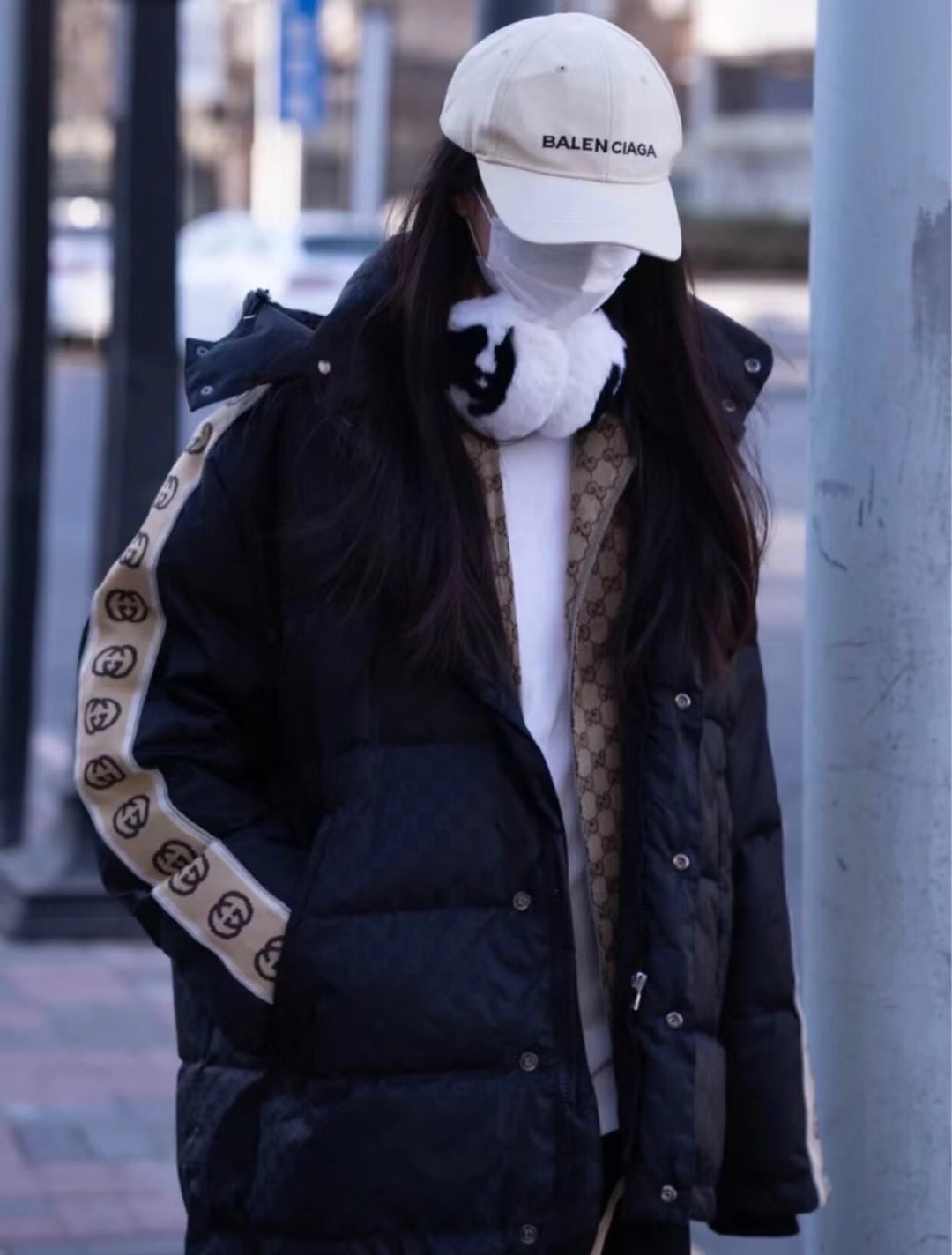 NO:528130,Down jacket -. GUC classic limited jacquard reflective webbing down jacket jacket. A must-have classic light luxury down jacket in winter, with a very nice upper body effect!  The dark-patterned jacquard on the clothes is combined with the reflective webbing on the sleeves, which makes the upper body feel very substitutable!  The hat is removable and worn with one or two clothes!  Custom fabric, high-density jacquard Nice spun waterproof fabric, double-layer inner liner!  GG jacquard nylon fabric is carefully crafted, filled with the new national standard 90 white duck down, full of fluffy!  The classic series of sleeves has a representative interlocking double G 3M reflective strips, and the side trim reproduces the iconic strap design on the retro sportswear. Snap-button removable hood, adjustable waist drawstring, front zipper pocket, zippered inner pocket, full of details!  Color black Size 46-48-50-52,,gucci,jackets & coats,down jacket,hats,alexander wang19860909羽绒服-. GUC经典款限定提花反光织带羽绒服外套 冬季必备的一款经典轻奢羽绒服,上身效果非常nice！ 衣服上的暗纹提花与袖上反光织带结合,上身效果代入感非常强！帽子可拆卸 一衣两穿！定制面料,高密度提花尼丝纺防水面料,双层内胆！GG提花尼龙面料精心制作而成,填充新国标90白鸭绒,蓬松度拉满！ 衣袖上装饰经典系列具有代表性的互扣式双G 3M反光条,侧边饰带再现了复古运动服上的标志性镶带设计.按扣式可拆卸帽兜 可调节腰头抽绳 正面拉链口袋 拉链内袋,细节满满！ 颜色黑色 尺码46-48-50-52,,gucci,jackets & coats,down jacket,hats,alexander wang,Men's clothing