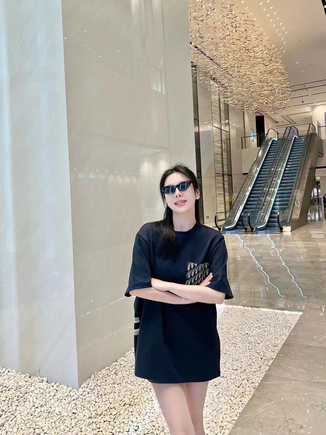 NO:476259,DR Obl*que pocket decoration spliced ​​short-sleeved T-shirt. Simple but refined style OS short T, Oblique splicing design creates a modern trendy look!  Knitted cotton fabric, made with advanced knitted micro-dense instruments, ensures that the product has both cutting shape and characteristics and fashion charm. The spliced ​​design thick cotton Oblique pocket back logo printed band has a unique retro and soft feeling, and the street style is full of retro flavor reflects the perfect design brought by brand fashion. The same style as men and women!  Color navy blue white Size XS-L Exclusive, T-shirt,tees, t-shirt,alexander wang19860909DR Obl*que口袋装饰拼接短袖T恤 简约而不失精炼风范的OS短T,Oblique拼接设计缔造现代潮流造型！ 针织棉质面料,运用先进的针织微密型器械制作保证了产品的裁剪造型和特色兼具潮流时尚魅力 拼接式设计厚质棉Oblique口袋后背标识印花饰带拥有别致的复古柔和感,街头风十足更具复古味体现品牌时尚带来的完美设计 男女同款！ 颜色藏蓝色 白色 尺码XS-L 独家专供,,T-shirt,tees，t-shirt,alexander wang,Men's clothing