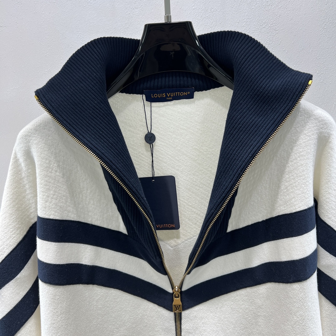 。1V学院风王鹤棣同款高领外套向航海制服汲取灵感，以织带构筑上部和衣袖的摩登图案，再以 EPi 效果提花