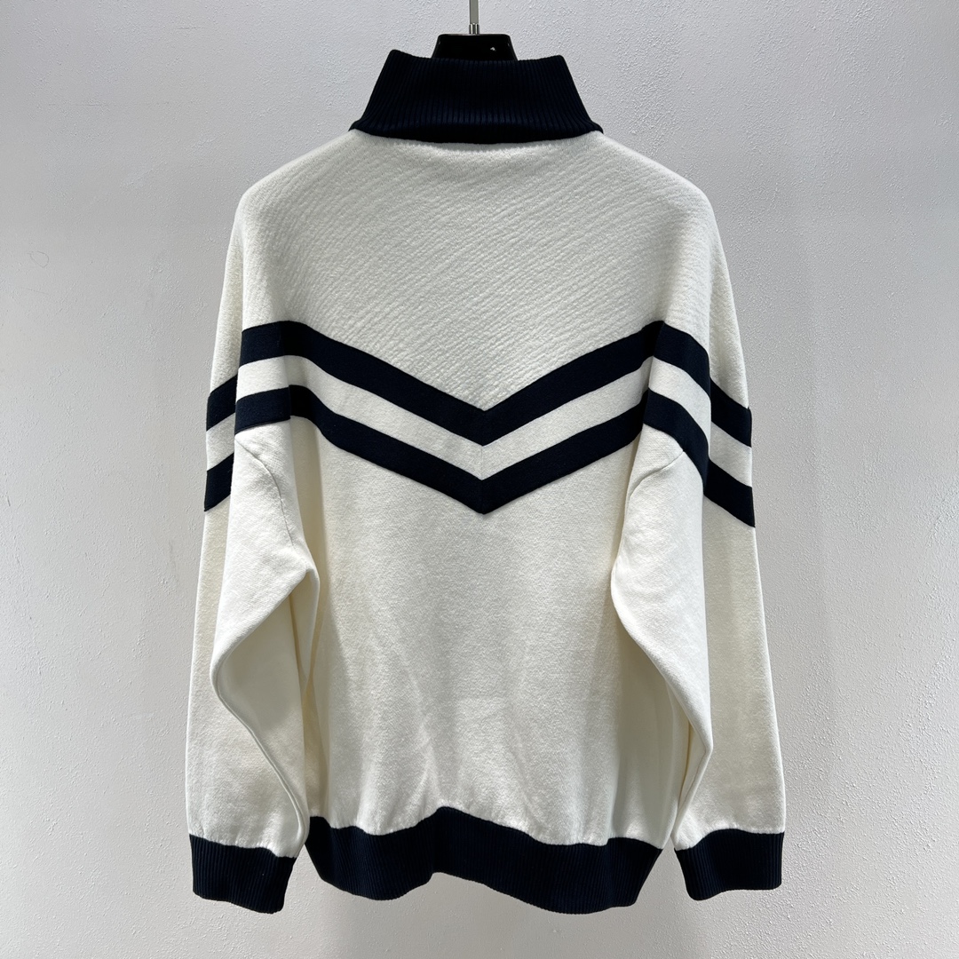 。1V学院风王鹤棣同款高领外套向航海制服汲取灵感，以织带构筑上部和衣袖的摩登图案，再以 EPi 效果提花