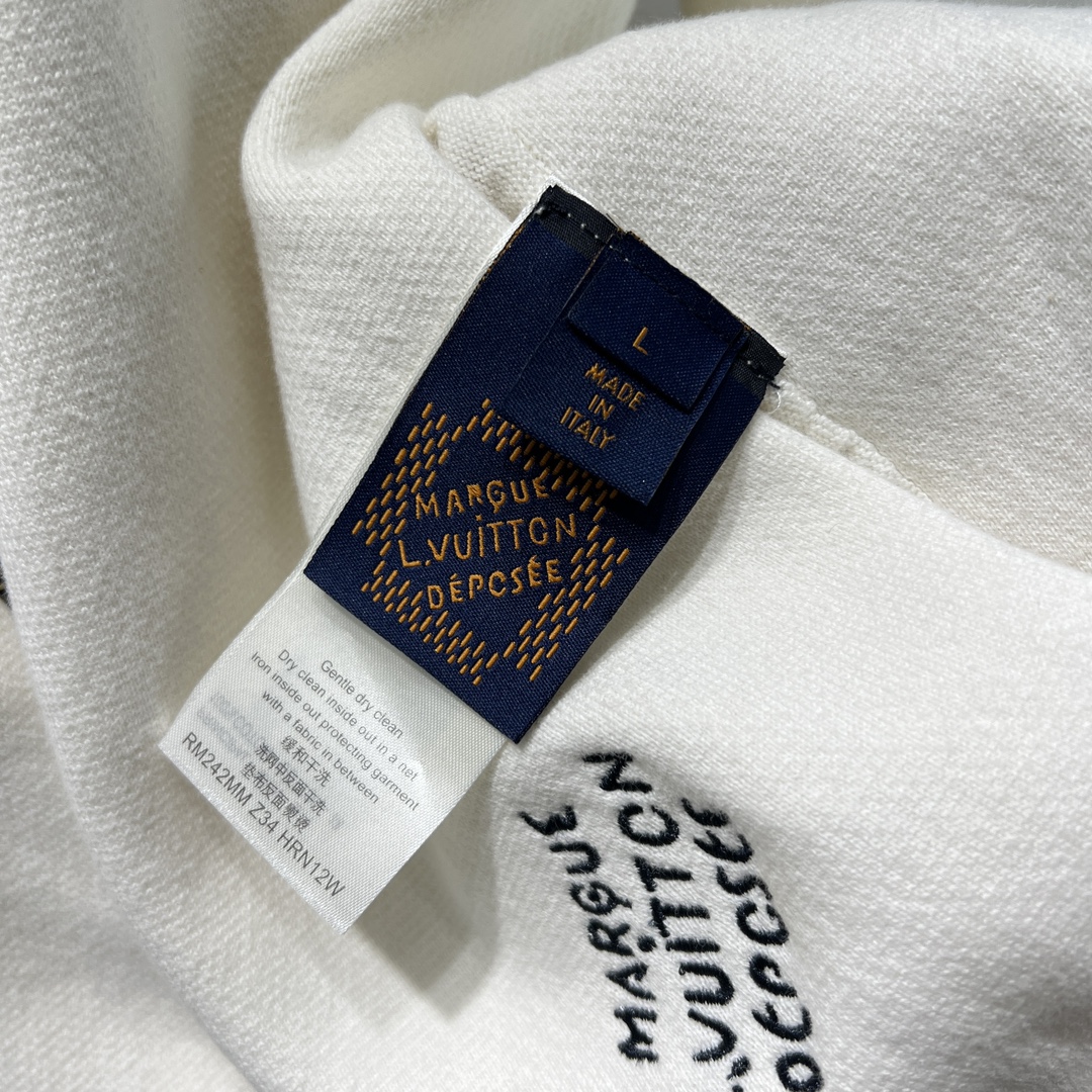 。1V学院风王鹤棣同款高领外套向航海制服汲取灵感，以织带构筑上部和衣袖的摩登图案，再以 EPi 效果提花