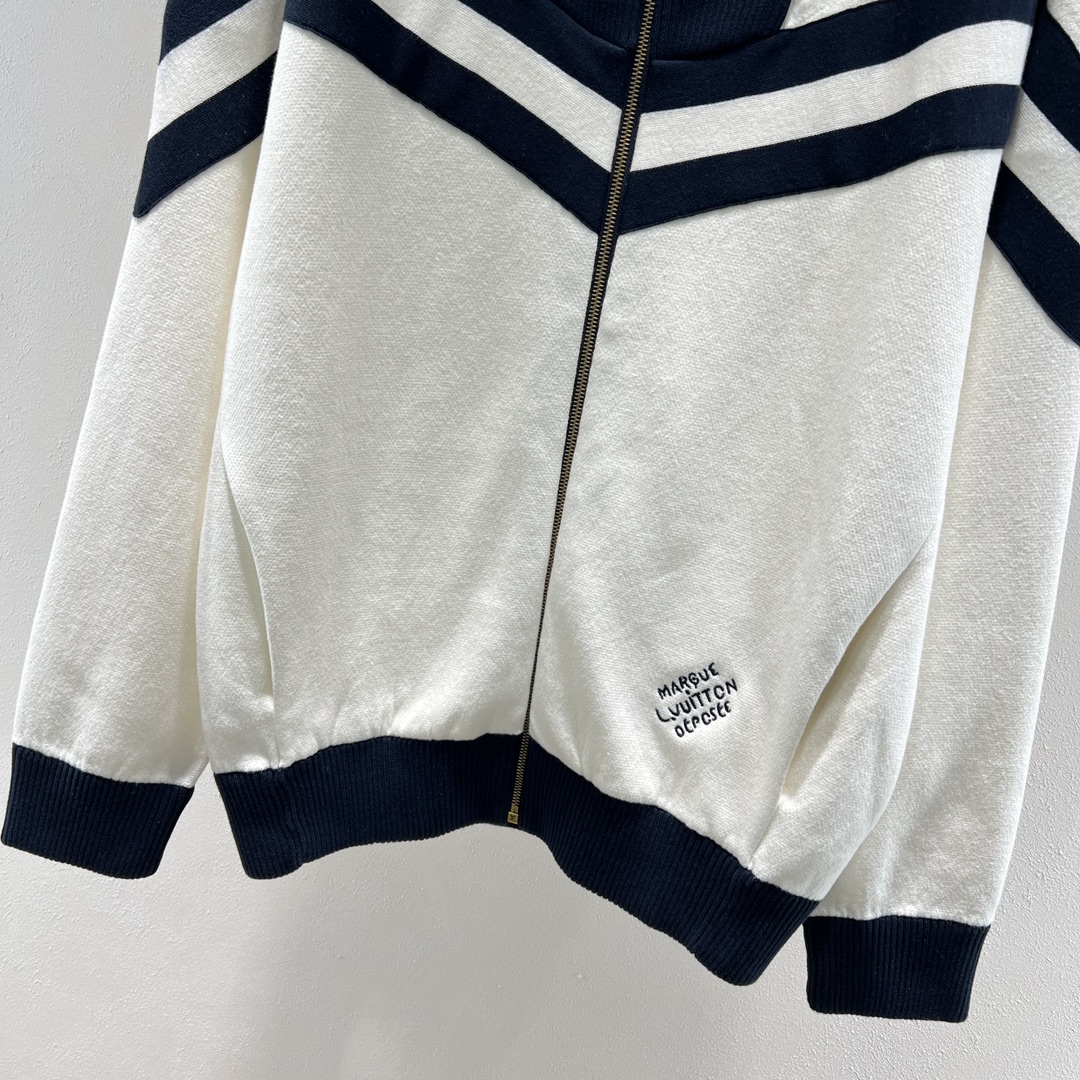 。1V学院风王鹤棣同款高领外套向航海制服汲取灵感，以织带构筑上部和衣袖的摩登图案，再以 EPi 效果提花