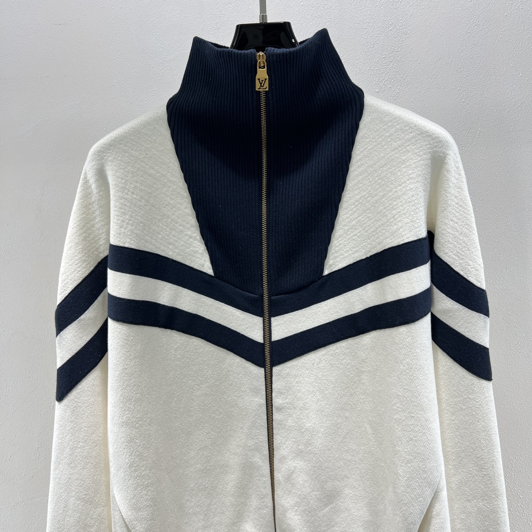 。1V学院风王鹤棣同款高领外套向航海制服汲取灵感，以织带构筑上部和衣袖的摩登图案，再以 EPi 效果提花