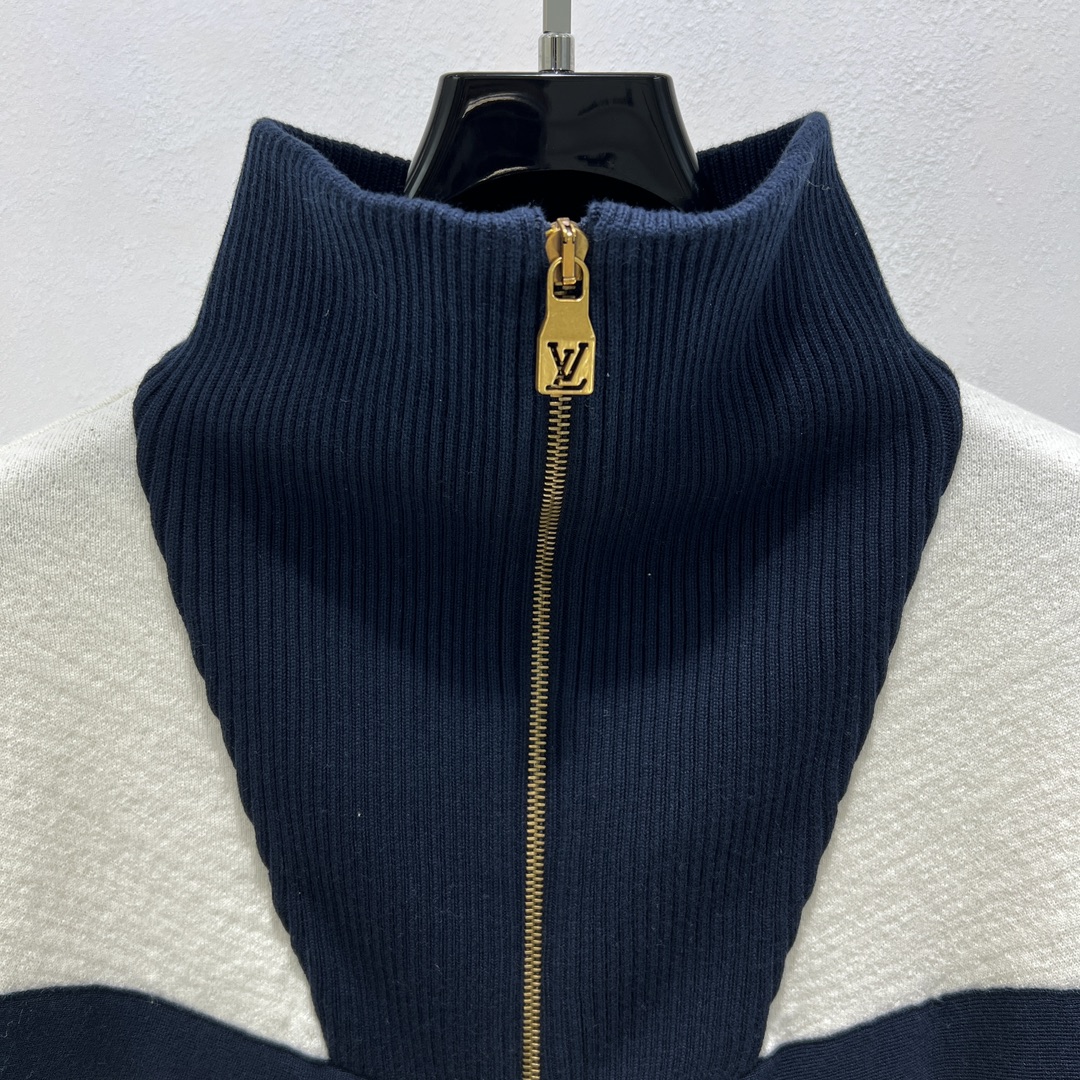 。1V学院风王鹤棣同款高领外套向航海制服汲取灵感，以织带构筑上部和衣袖的摩登图案，再以 EPi 效果提花