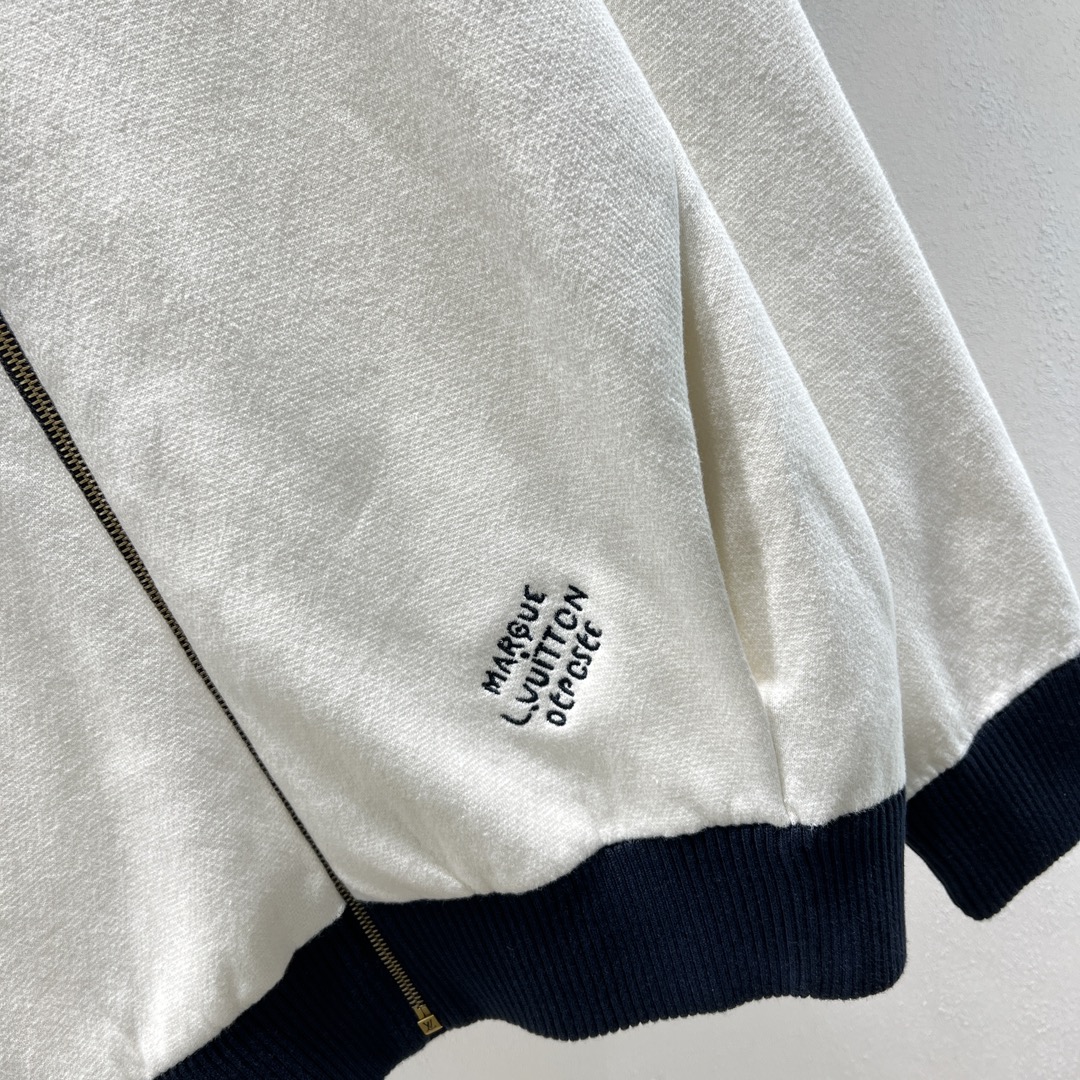 。1V学院风王鹤棣同款高领外套向航海制服汲取灵感，以织带构筑上部和衣袖的摩登图案，再以 EPi 效果提花