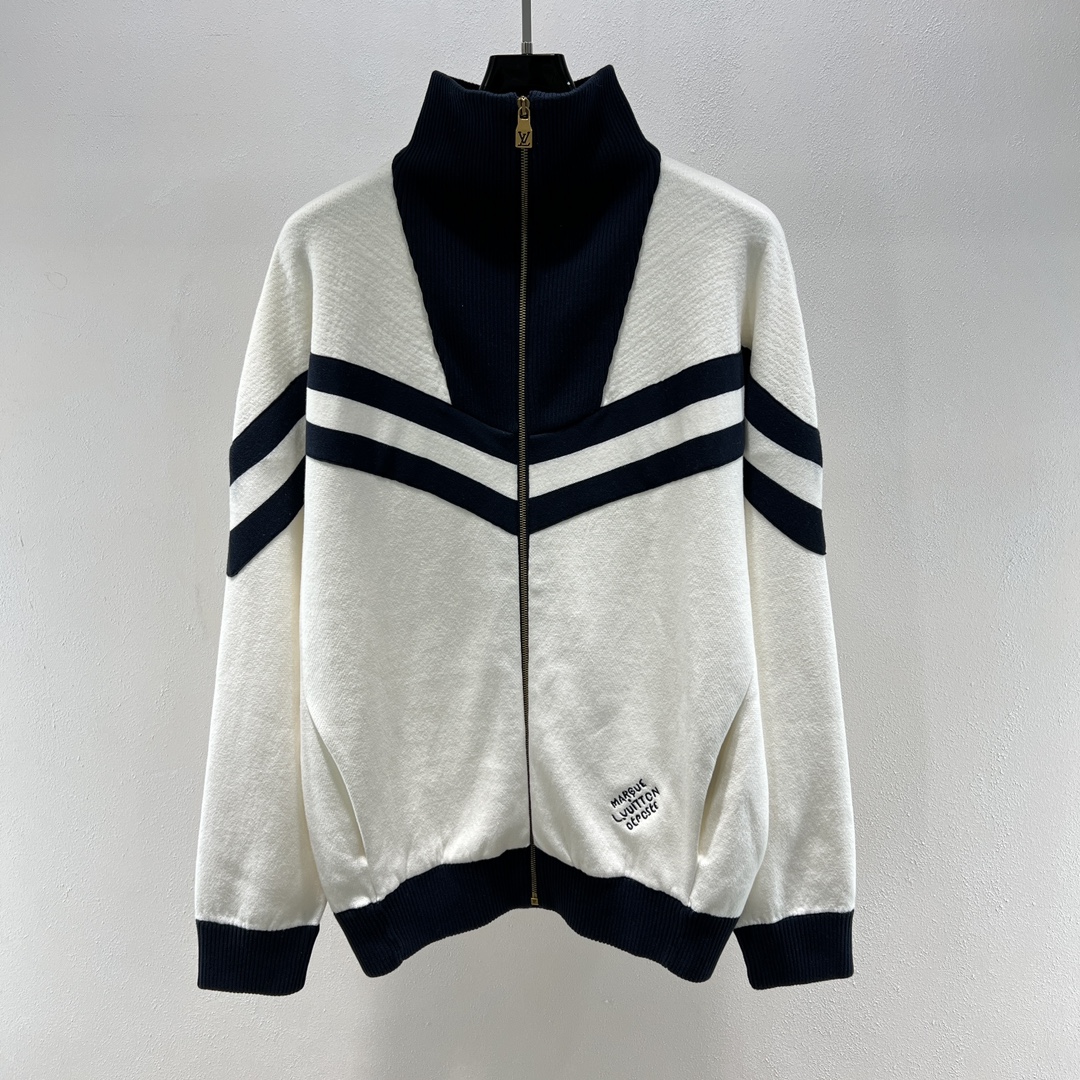 。1V学院风王鹤棣同款高领外套向航海制服汲取灵感，以织带构筑上部和衣袖的摩登图案，再以 EPi 效果提花