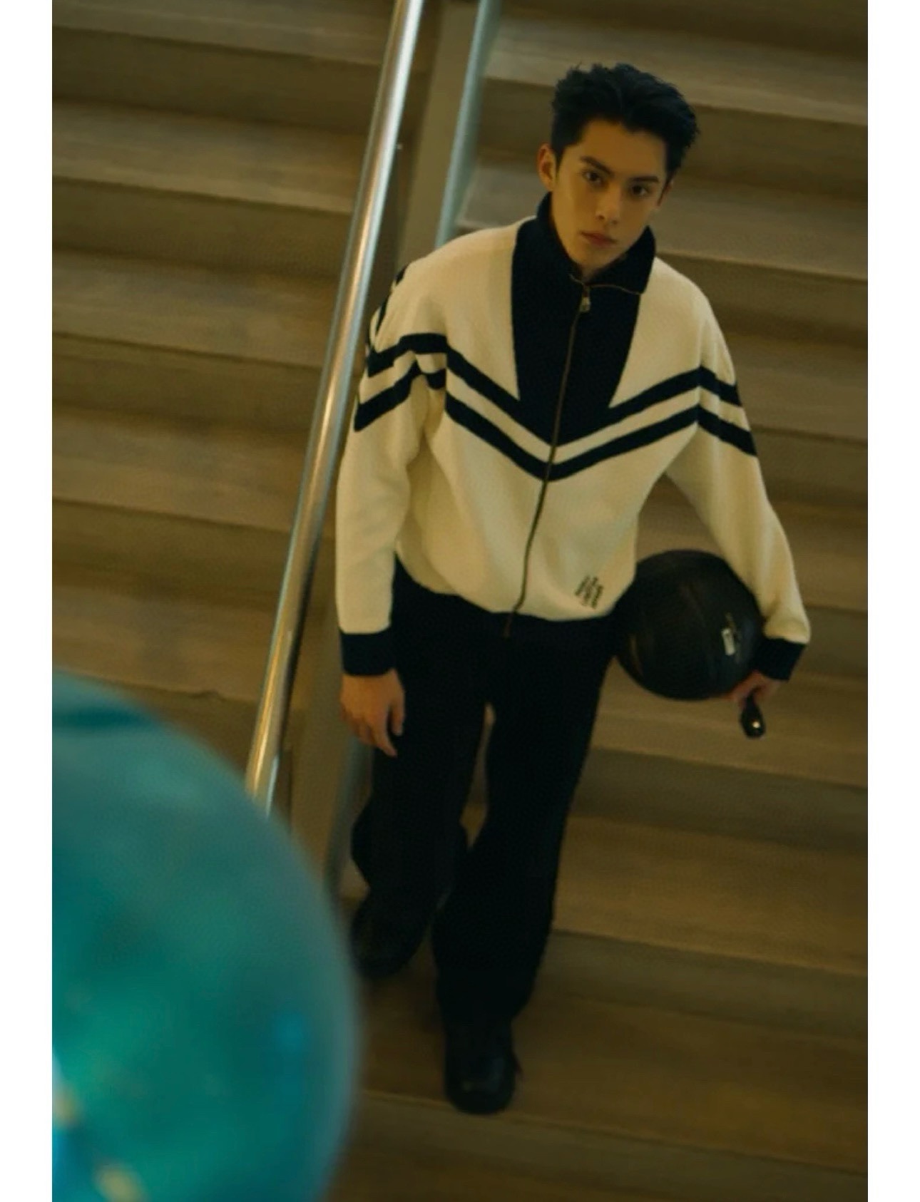 。1V学院风王鹤棣同款高领外套向航海制服汲取灵感，以织带构筑上部和衣袖的摩登图案，再以 EPi 效果提花