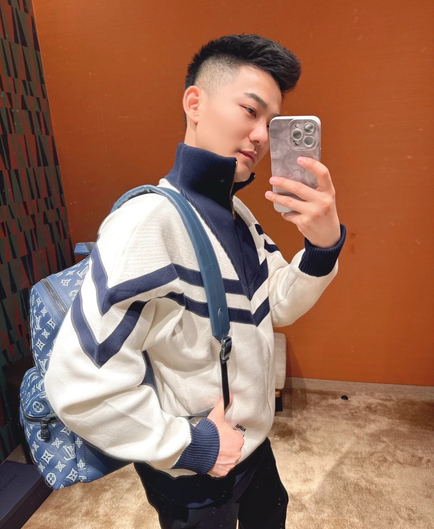 。1V学院风王鹤棣同款高领外套向航海制服汲取灵感，以织带构筑上部和衣袖的摩登图案，再以 EPi 效果提花