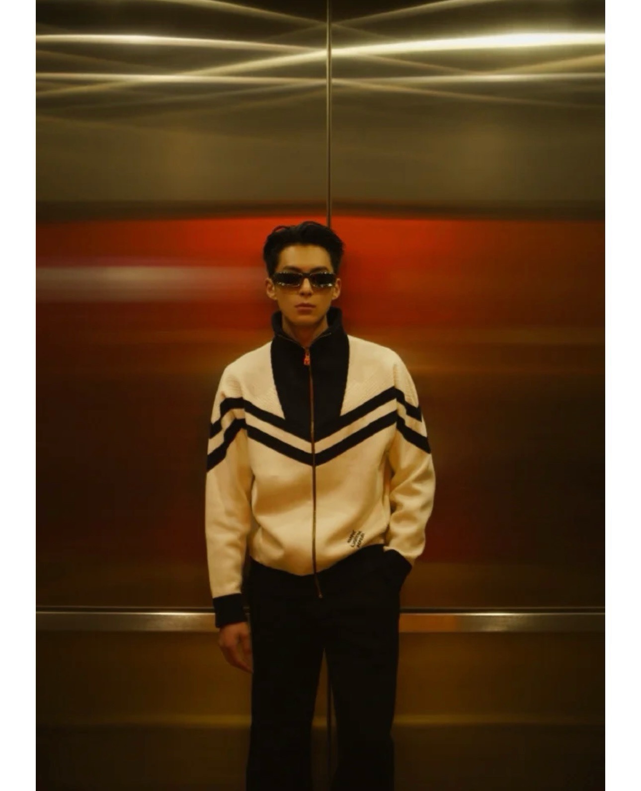 。1V学院风王鹤棣同款高领外套向航海制服汲取灵感，以织带构筑上部和衣袖的摩登图案，再以 EPi 效果提花