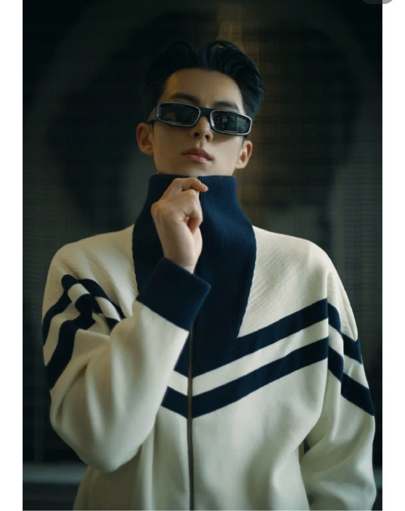 。1V学院风王鹤棣同款高领外套向航海制服汲取灵感，以织带构筑上部和衣袖的摩登图案，再以 EPi 效果提花