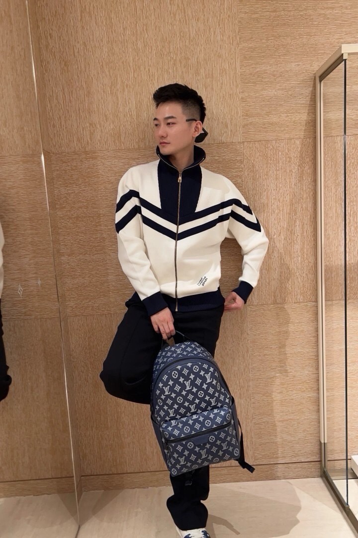 。1V学院风王鹤棣同款高领外套向航海制服汲取灵感，以织带构筑上部和衣袖的摩登图案，再以 EPi 效果提花