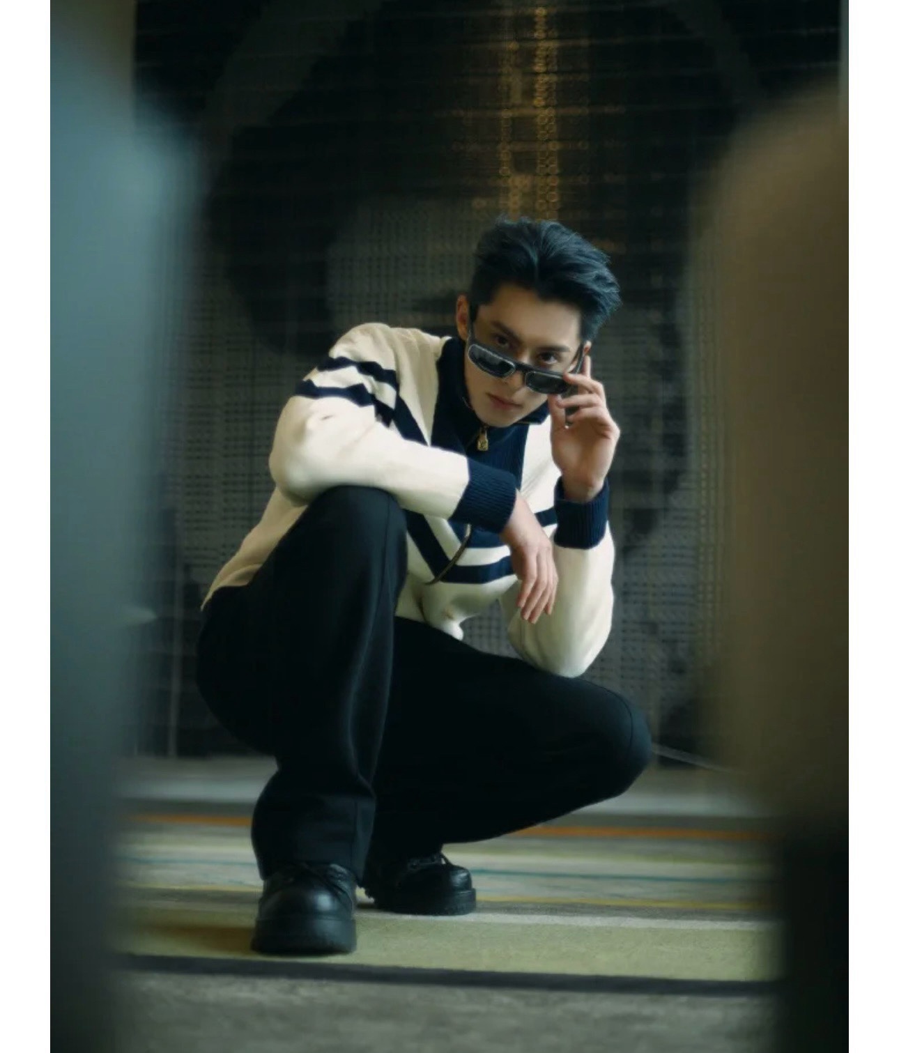 。1V学院风王鹤棣同款高领外套向航海制服汲取灵感，以织带构筑上部和衣袖的摩登图案，再以 EPi 效果提花