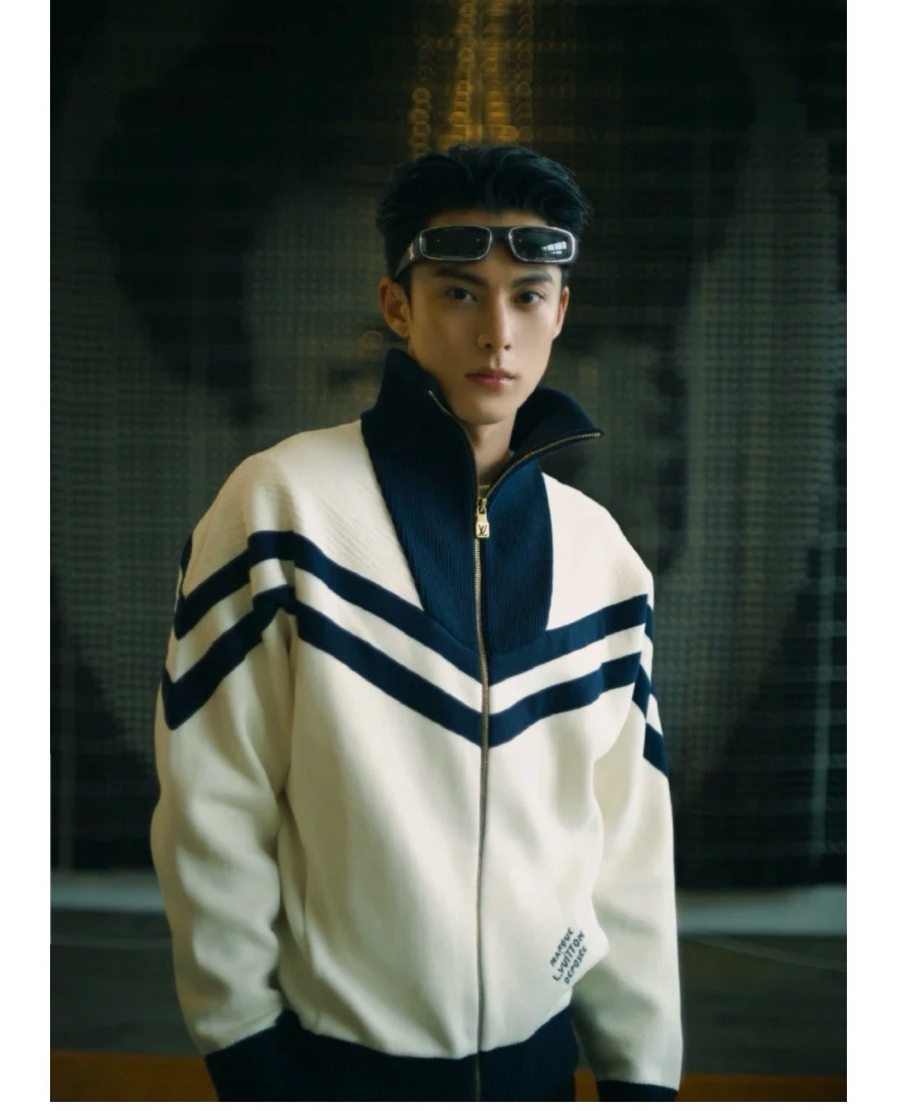 NO:529443,.1V Academy Style Wang Hedi's turtleneck jacket draws inspiration from the nautical uniform, uses webbing to build modern patterns on the upper and sleeves, and then uses Epi effect jacquard weave to enrich the shoulder texture, injecting exquisite style into the sporty silhouette. The ribbed turtleneck resists the invasion of the sea breeze, and the embroidered logo highlights the elegant atmosphere!  Color white Size XS-L, Jackets & coats,alexander wang19860909.1V学院风王鹤棣同款高领外套 向航海制服汲取灵感,以织带构筑上部和衣袖的摩登图案,再以 Epi 效果提花织纹丰富肩部纹理,为运动廓形注入考究风尚.罗纹高领抵御海风侵袭,刺绣标识彰显雅致气息！ 颜色白色 尺码XS-L,,jackets & coats,alexander wang,Men's clothing