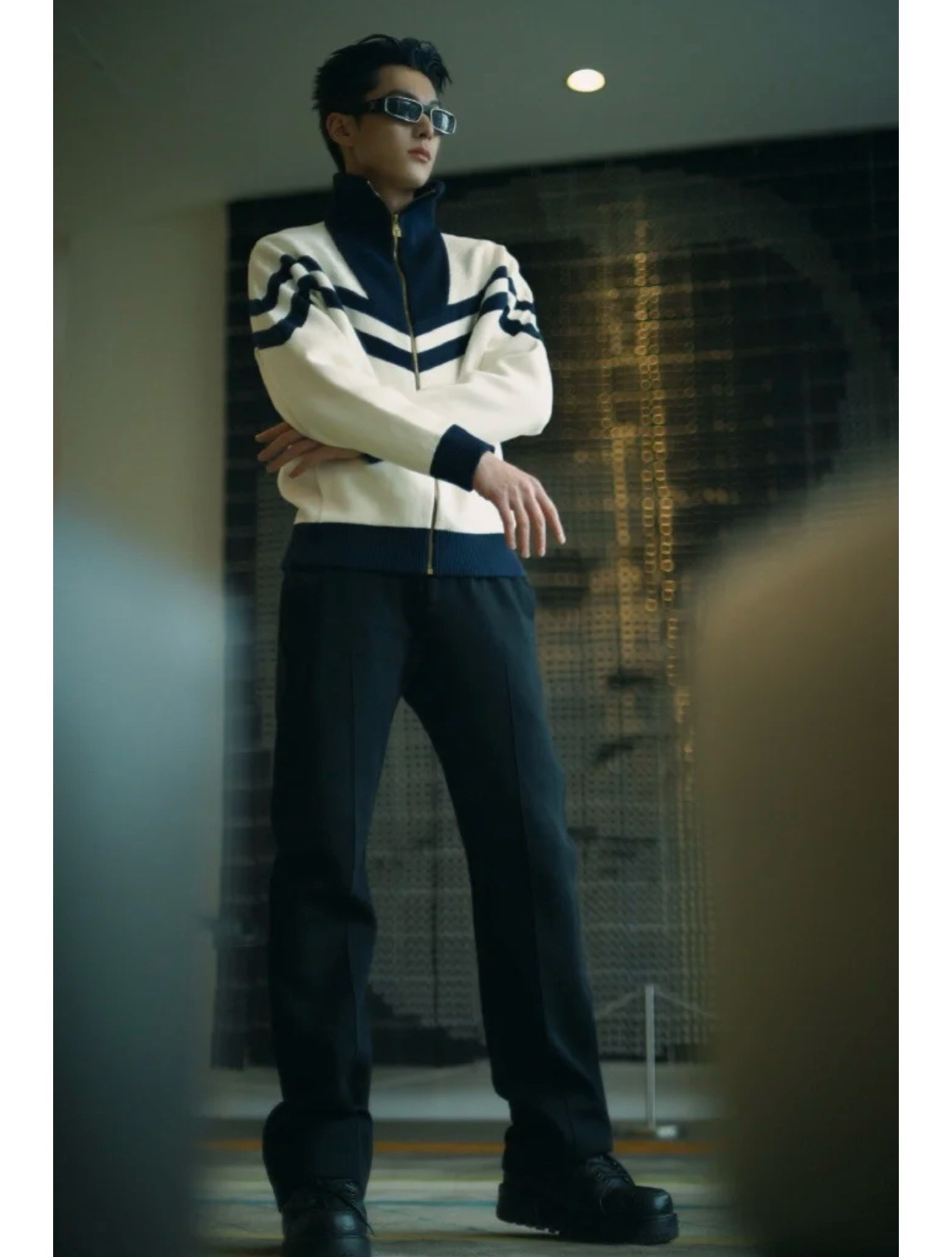 。1V学院风王鹤棣同款高领外套向航海制服汲取灵感，以织带构筑上部和衣袖的摩登图案，再以 EPi 效果提花