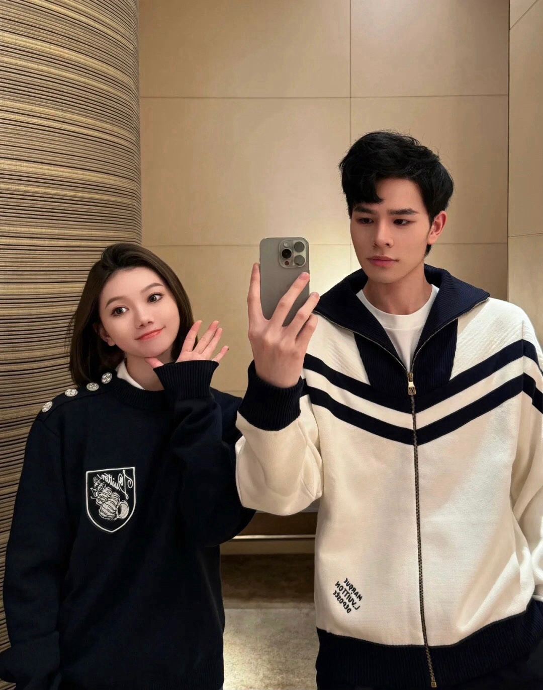 。1V学院风王鹤棣同款高领外套向航海制服汲取灵感，以织带构筑上部和衣袖的摩登图案，再以 EPi 效果提花