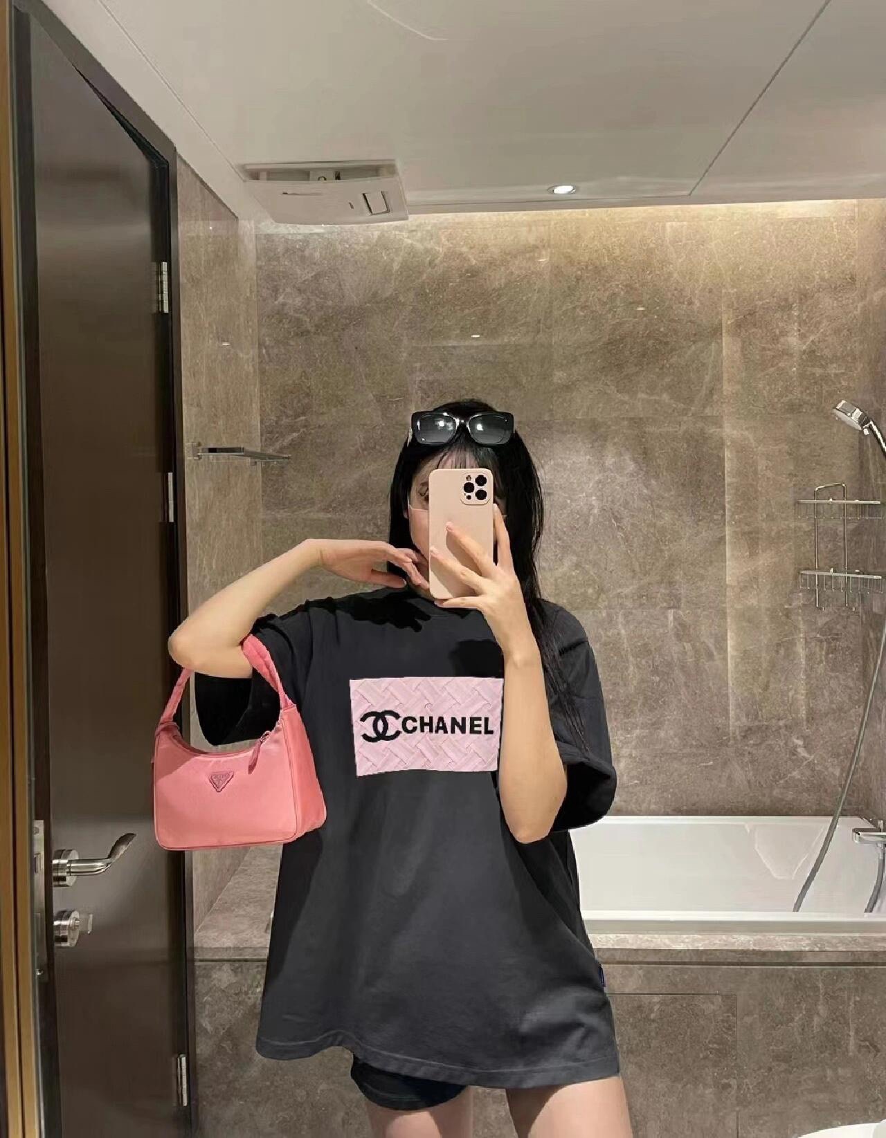 NO:450050,Xiaoxiang gray pink logo couple versatile short-sleeved T-shirt. Xiaoxiang’s new color in the world~ full of high-end feeling. This gray is very attractive, cement gray, and the upper body looks very white!  Paired with the pink woven logo on the chest, it is full of fashion and vitality, enhancing the overall sense of fashion atmosphere!  Customer-supplied 260G fabric, thick and textured knitted cotton fabric, soft and breathable without losing the crisp texture of the fabric, gray and pink contrasting colors, it looks really great~~ Loose OS casual style cutting, suitable for current trendy styles!  Color gray Size XS-L Exclusive, T-shirt,tees,t-shirt,alexander wang19860909小香灰粉logo情侣款百搭短袖T恤 小香的人间新色~高级感满满 这个灰色很吸引人,水泥灰,上身巨显白！ 搭配胸前粉色编织logo大标图案设计,时尚感满满,活力十足,提升整体的时尚氛围感！ 客供260G面料制作,厚实有质感的针织棉面料,着身柔软透气又不失面料的挺括质感,灰粉撞色,真的巨好看~~ 宽松OS休闲版型裁剪,适合当下凹潮流造型的首选！ 颜色灰色 尺码XS-L 独家专供,,T-shirt,tees，t-shirt,alexander wang,Men's clothing