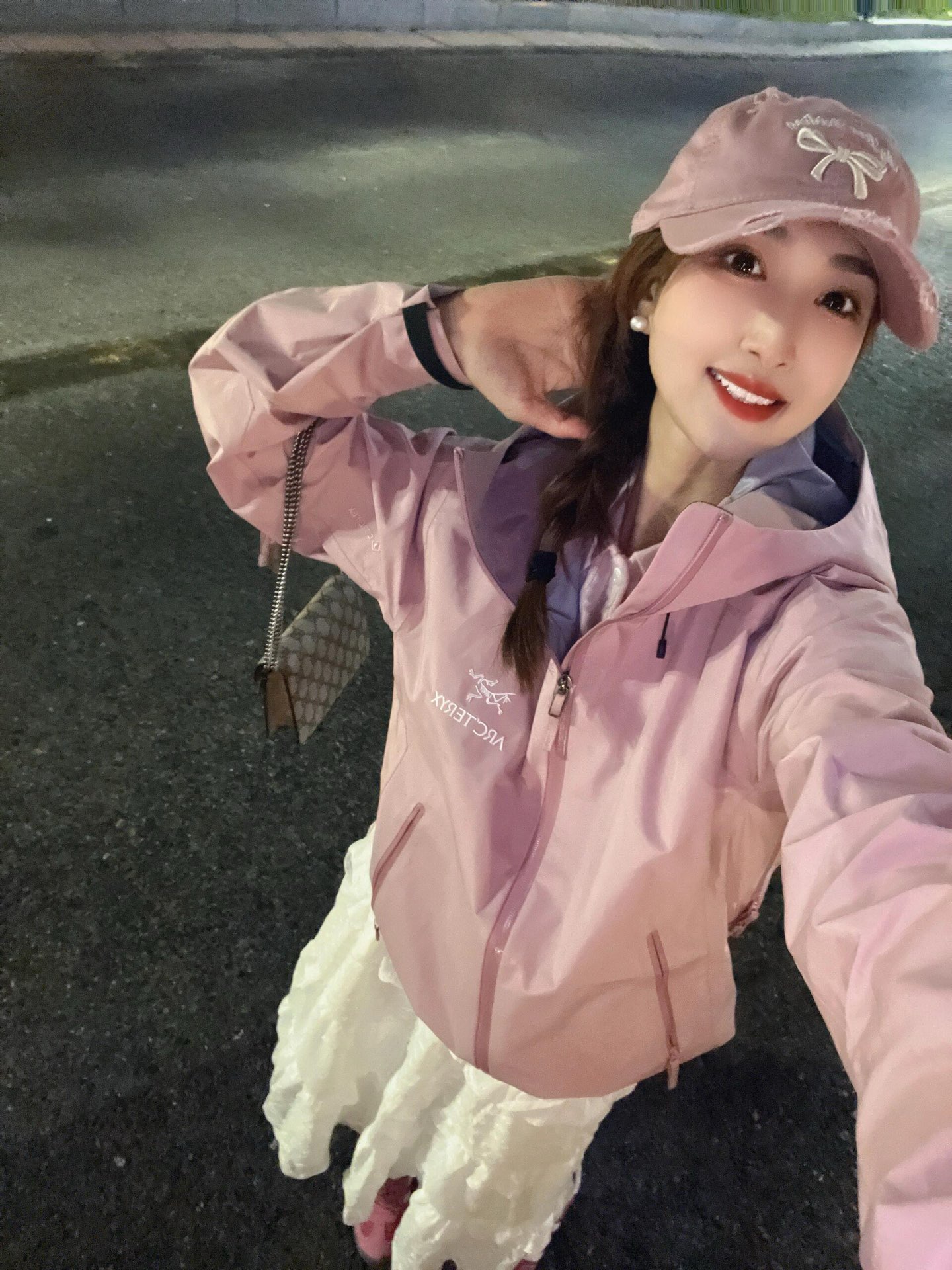 NO:461769,Arctery X BETA LT GORE-TEX Jacket-Men's outdoor waterproof jacket, glue pressing process, 3D three-dimensional bionic design jacket, long arms, Tri-Durance waterproof rainproof fabric, recommended for powerful operation. This Beta LT is the most popular hard shell style. It is simple and versatile and can provide the performance required for mountain environments. It uses bluesign@ certified N40P 33LGORE-TEX fabric with warp knitted backing, light and wear-resistant, windproof, waterproof and breathable, and is also suitable for commuting styles. Such as the breathable zippers, rain caps, drawstrings, you can have them all, and they are also comfortable.  The helmet is compatible with StormHood hoods and does not affect sight. The hand pocket is equipped with zippers to facilitate picking and placing items. The underarm zipper is convenient for quick ventilation. The splicing design allows for free movement. The traditional organ cross-inverted alpine pocket is set in high positions. The VISLON central front zipper, adjustable Velcro cuff Velcro label, compatible with Zip-in, and the ARC’TERYX logo is embroidered on the chest with the Belling machine. BETA multi-purpose clothing is suitable for a variety of activities and environments. LT Lightweight High-performance simple design, lightweight and wear-resistant. GORE-TEX waterproof, windproof and breathable fabric provides multi-faceted protection. BRTA LT jacket is a star product of ARC’TERYX. It has outstanding performance and is more powerful now. It is lighter and has a lighter weight. Friends who like it should never miss this fashionable item.  Color black Retro green Light blue Dark blue Pixel gray Beili powder Size S-XL Exclusive, arc'teryx,jackets & coats,hats,alexander wang19860909Arctery X 始祖鸟BETA LT GORE-TEX Jacket-Men‘s户外防水冲锋衣 压胶工艺 整衣3D立体仿生学设计衣长臂弯, Tri-Durance防水防雨面料 ,强力操作推荐入手 这款Beta LT是目前最火爆的硬壳款式 设计简洁而通用,可提供高山环境所需的性能.采用bluesign@认证的采用带经编背衬N40P 33LGORE-TEX面料,轻薄而耐磨,防风、防水且透气,也适合通勤的款式 像腋下的透气拉链,雨帽,抽绳,你想要的他都有 而且舒适度也高 头盔兼容StormHood兜帽防护良好且不影响视线,插手口袋设有拉链,便于取放物品,腋下拉链便于快速通风,拼接设计使活动自如. 传统风琴交叉反向进入高山口袋设置在高位,VISLON中央正面拉链,可调节Velcro袖口魔术贴标签,兼容Zip-in,在胸前采用百灵达机器绣上了ARC’TERYX徽标 BETA多用途服装适用于多种活动和环境. LT 轻量 高性能的简约设计,轻量而耐磨. GORE-TEX防水、防风、透气面料可提供多面防护 BRTA LT夹克是ARC‘TERYX的明星产品 表现突出 现在功能更强大 重量更轻 喜欢的朋友们可千万不要错过这款时尚单品 颜色黑色 复古绿 浅蓝 深蓝 像素灰 贝栗粉 尺码S-XL 独家专供,arc'teryx,jackets & coats,hats,alexander wang,Men's clothing